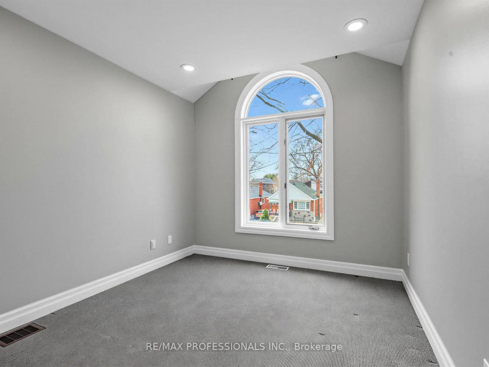 Photo 17 of 23 Mckayfield Road, Toronto, Danforth Village-East York — HOMEH