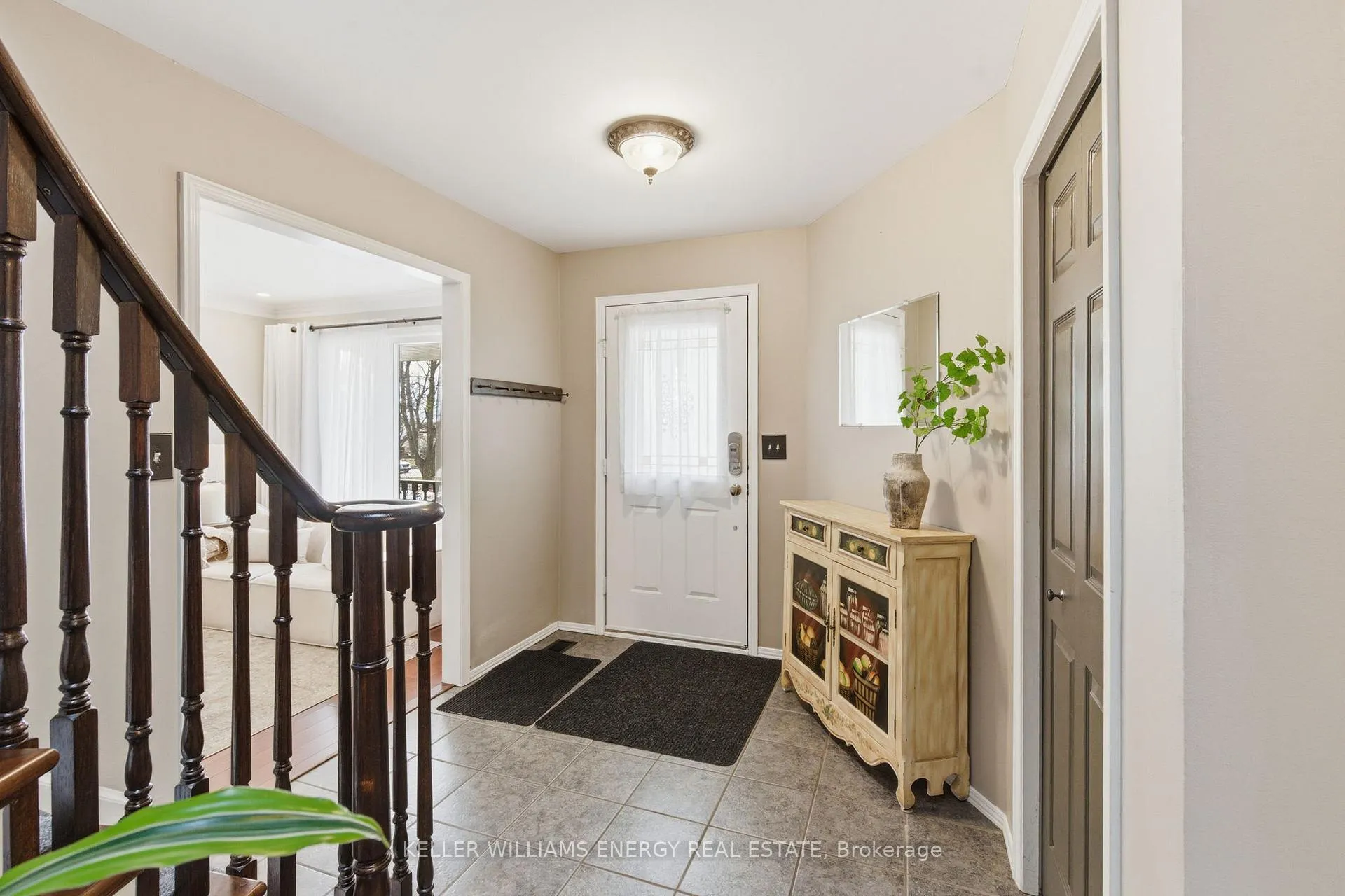 Photo 4 of 555 Peggoty Circle, Oshawa, Eastdale — HOMEH