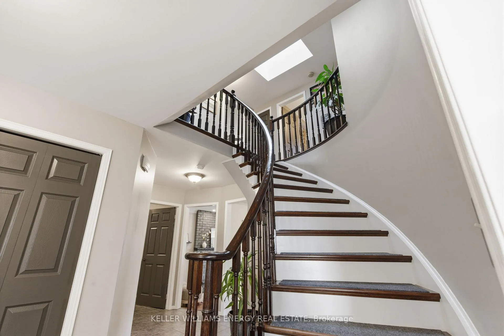 Photo 6 of 555 Peggoty Circle, Oshawa, Eastdale — HOMEH