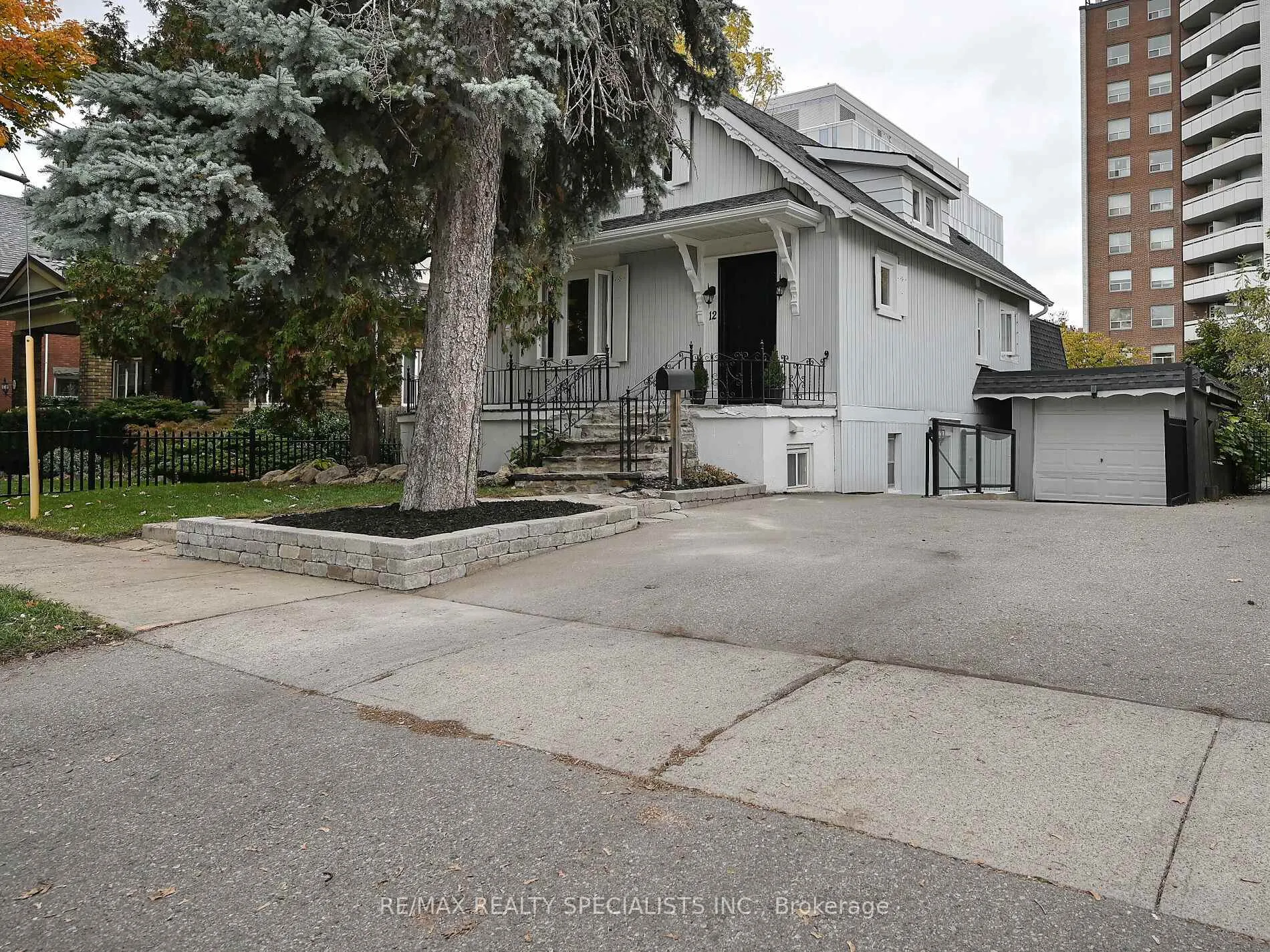 Photo 2 of 12 Elizabeth Street S, Brampton, Downtown Brampton — HOMEH