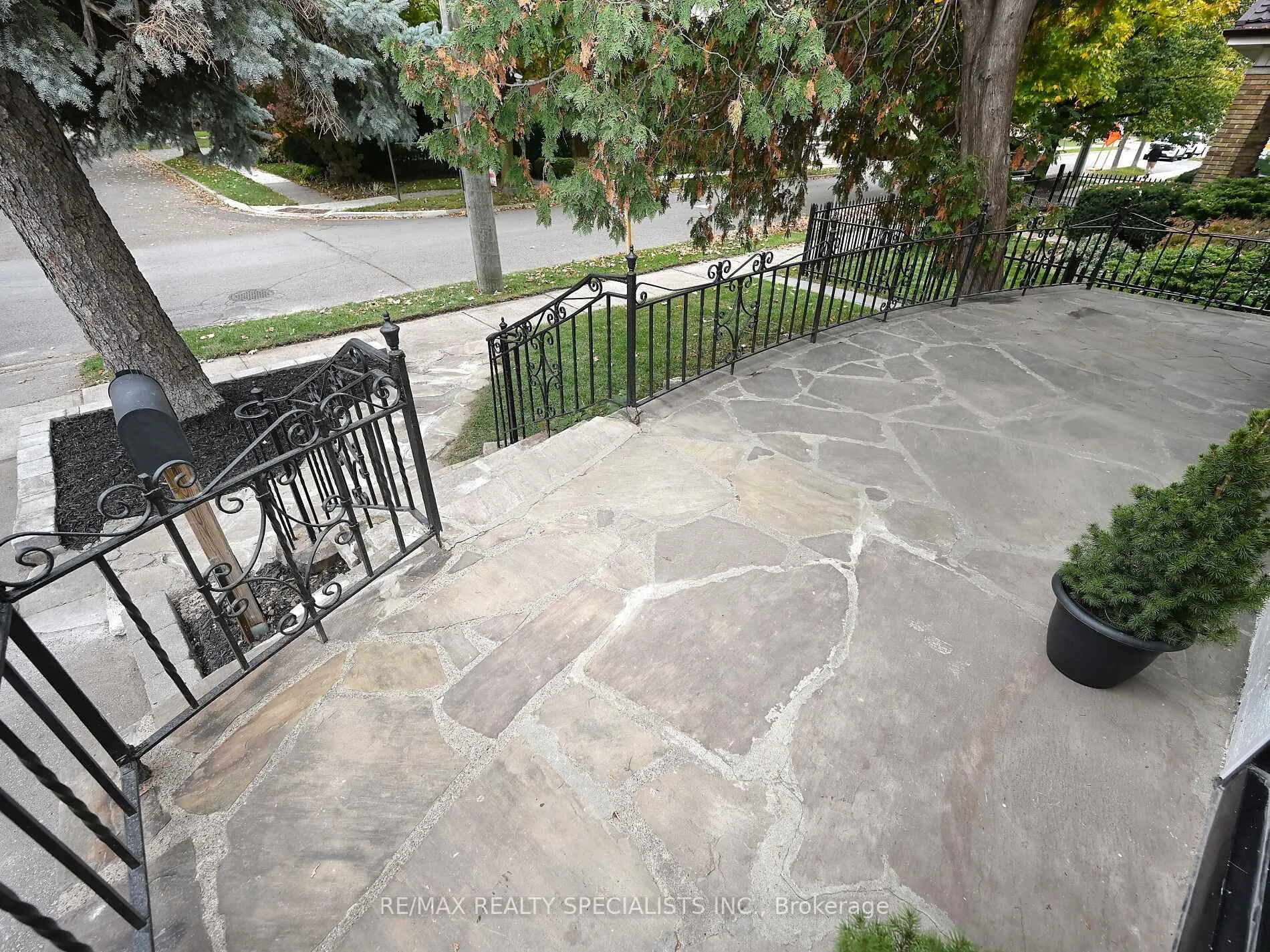 Photo 5 of 12 Elizabeth Street S, Brampton, Downtown Brampton — HOMEH