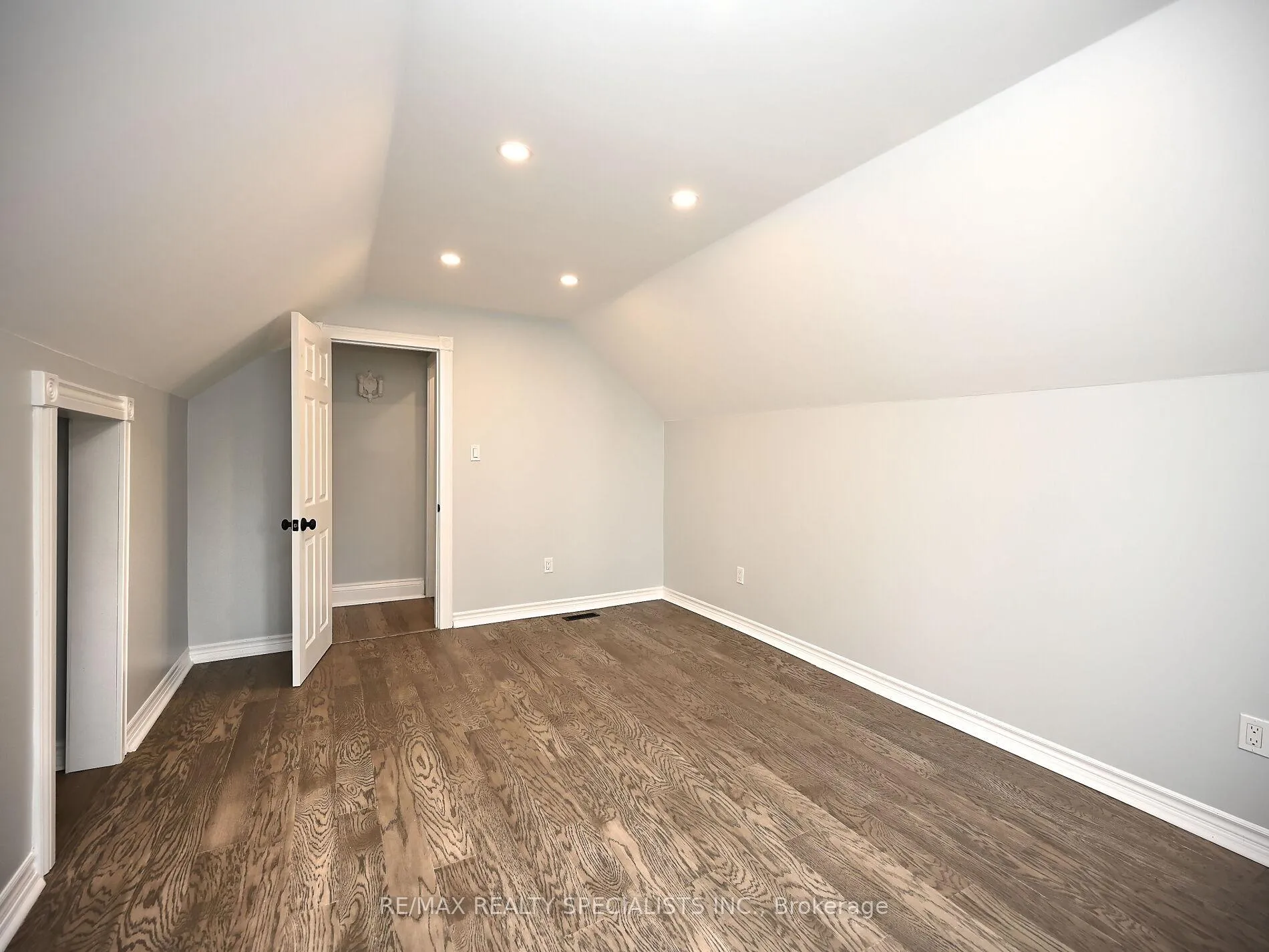 Photo 21 of 12 Elizabeth Street S, Brampton, Downtown Brampton — HOMEH