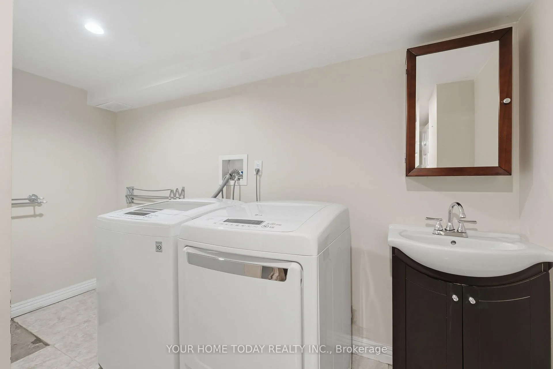 Photo 27 of 58 Dunsany Crescent, Etobicoke, Willowridge-Martingrove-Richview — HOMEH