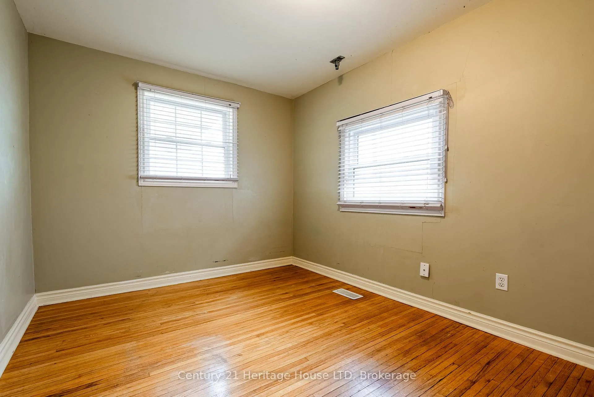 Photo 10 of 57 Leeper Street, St. Catharines, Western Hill — HOMEH