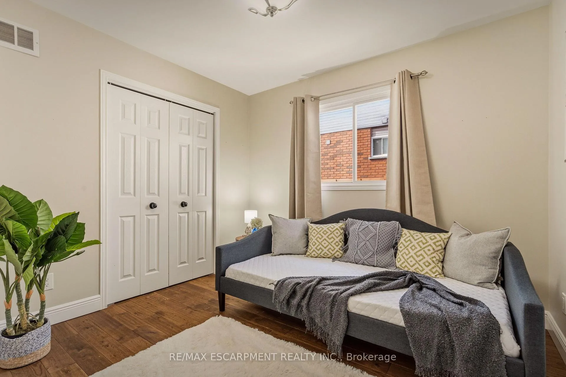 Photo 16 of 25 Linington Trail, Hamilton, Dundas — HOMEH