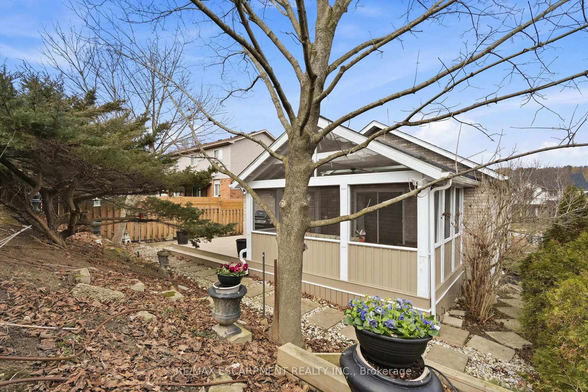 Photo 31 of 25 Linington Trail, Hamilton, Dundas — HOMEH