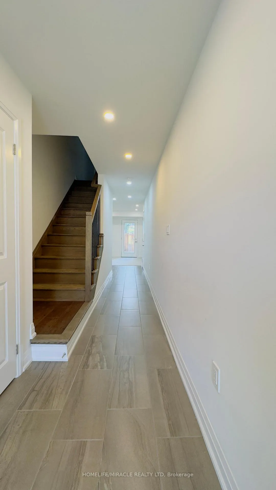 Photo 2 of 9 Briar Court, Halton Hills, Georgetown — HOMEH