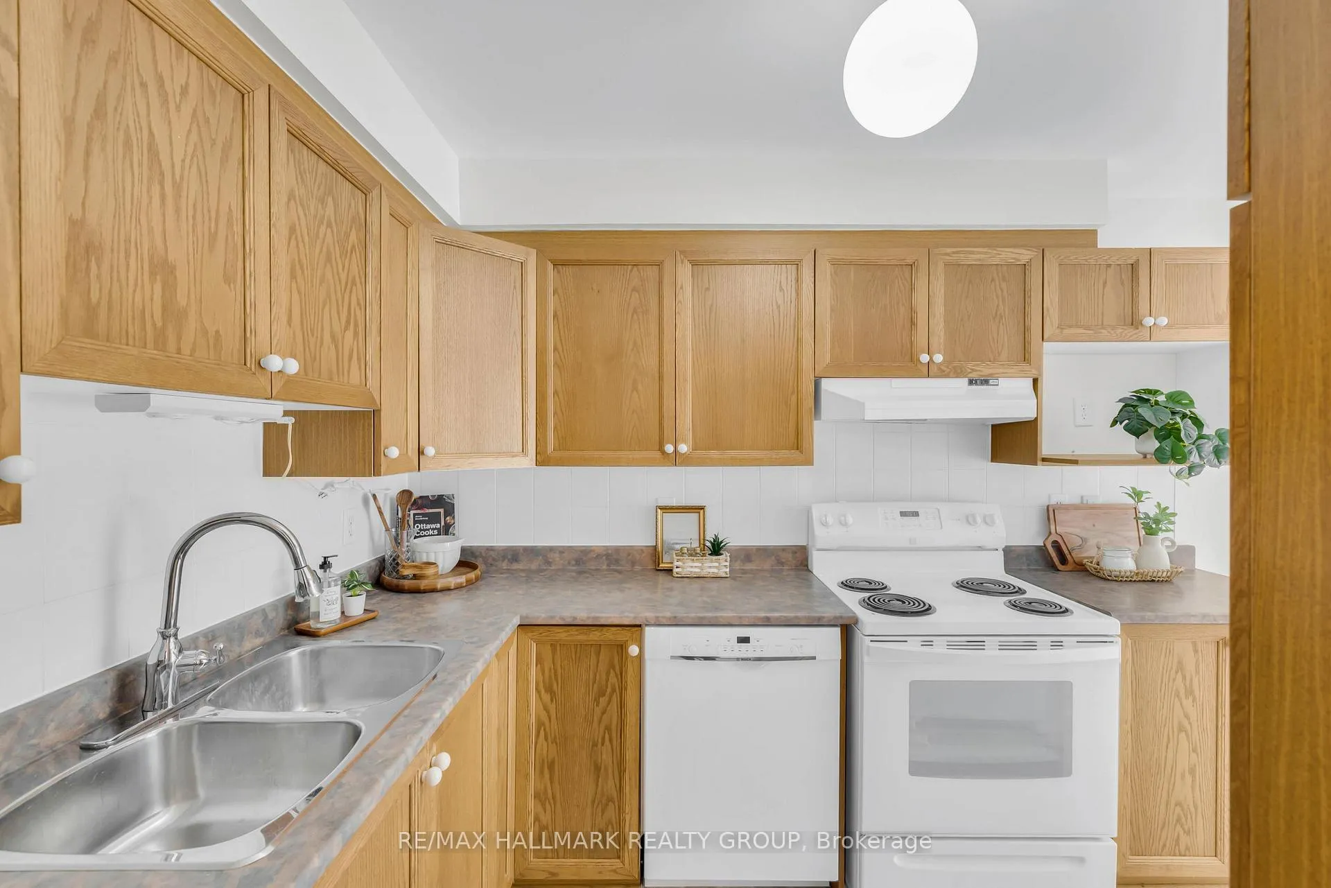 Photo 9 of 40 Goldridge Drive, Ottawa, Kanata - Kanata Lakes/Heritage Hills — HOMEH