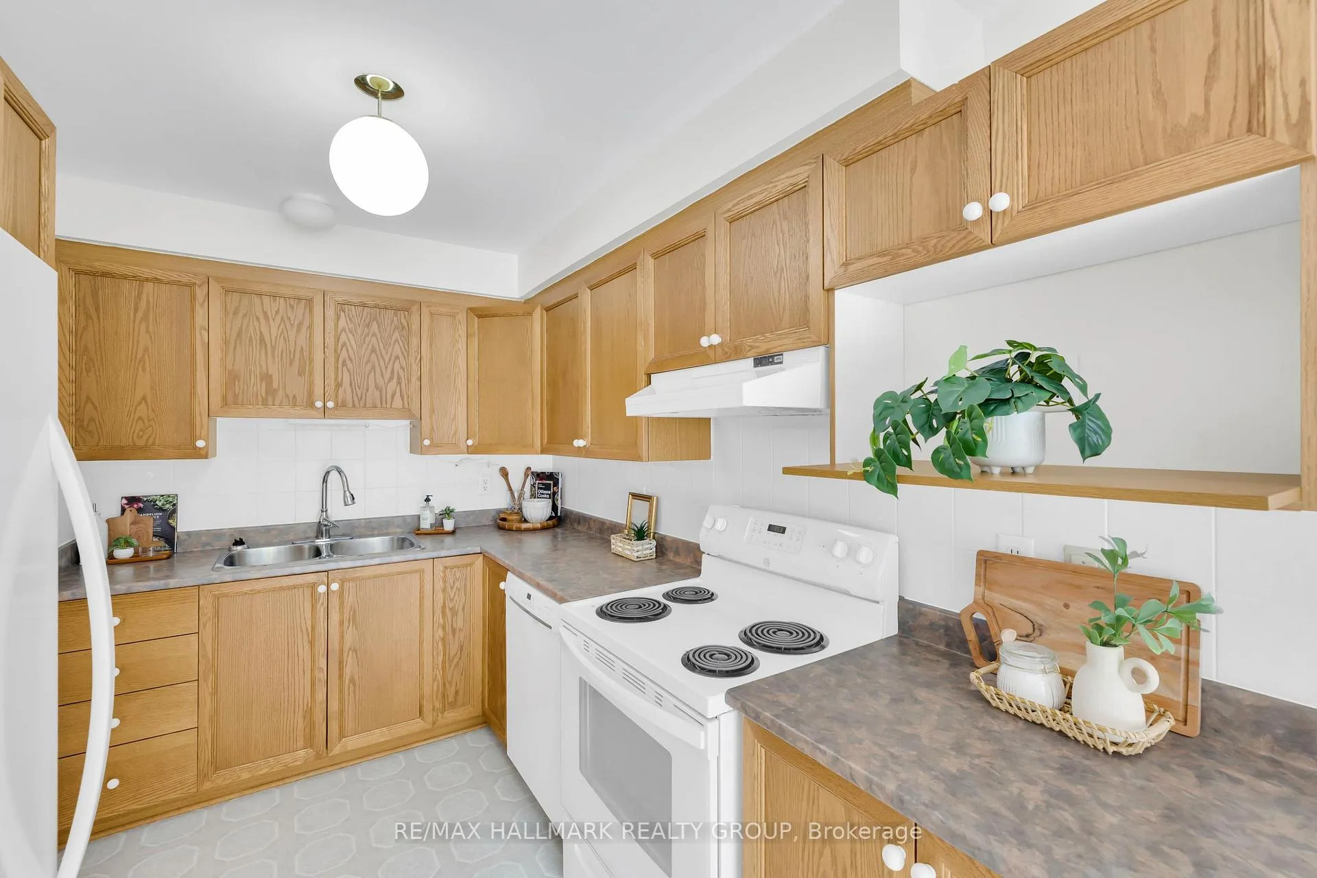 Photo 10 of 40 Goldridge Drive, Ottawa, Kanata - Kanata Lakes/Heritage Hills — HOMEH