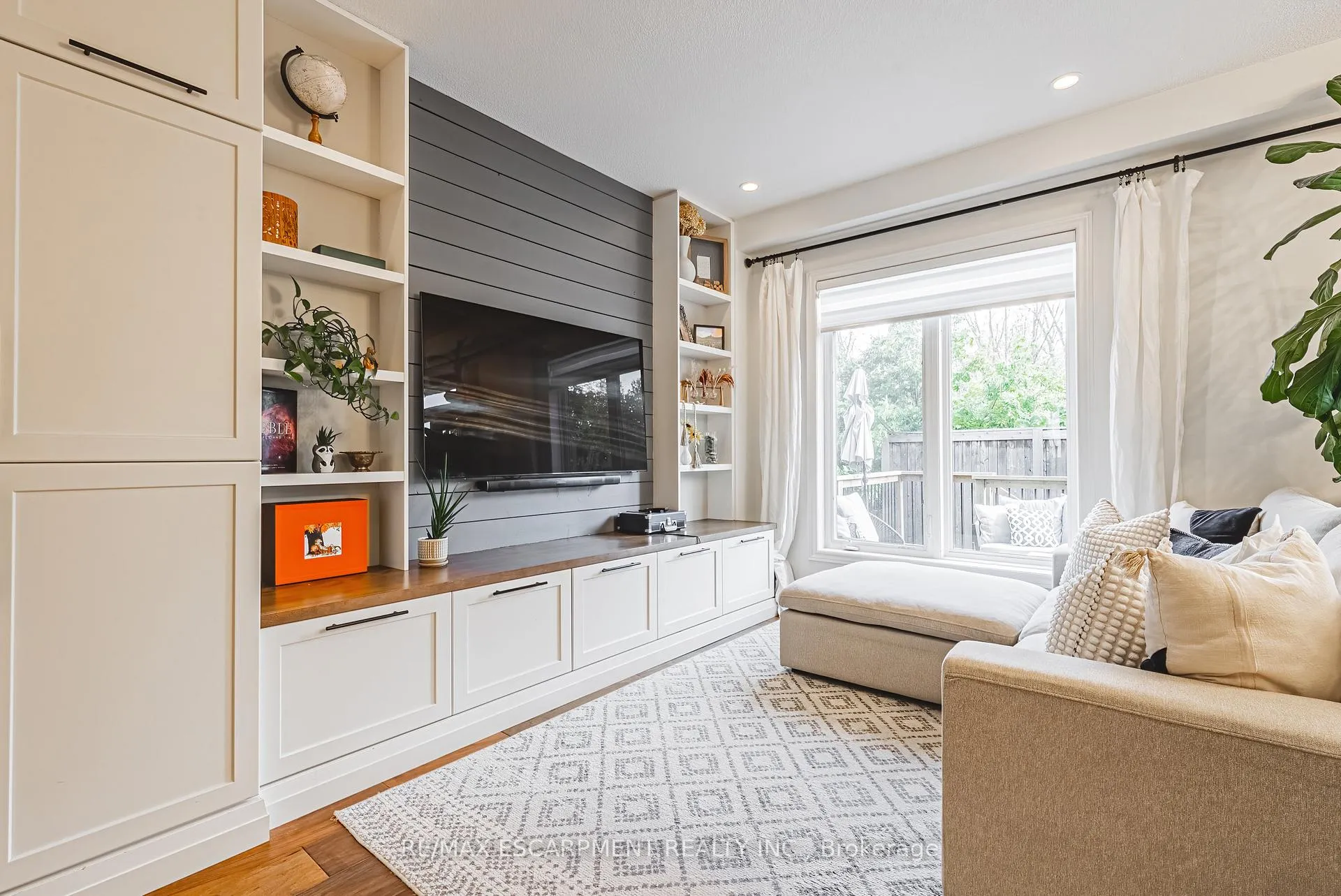 Photo 3 of 83 Southshore Crescent, Hamilton, Lakeshore — HOMEH