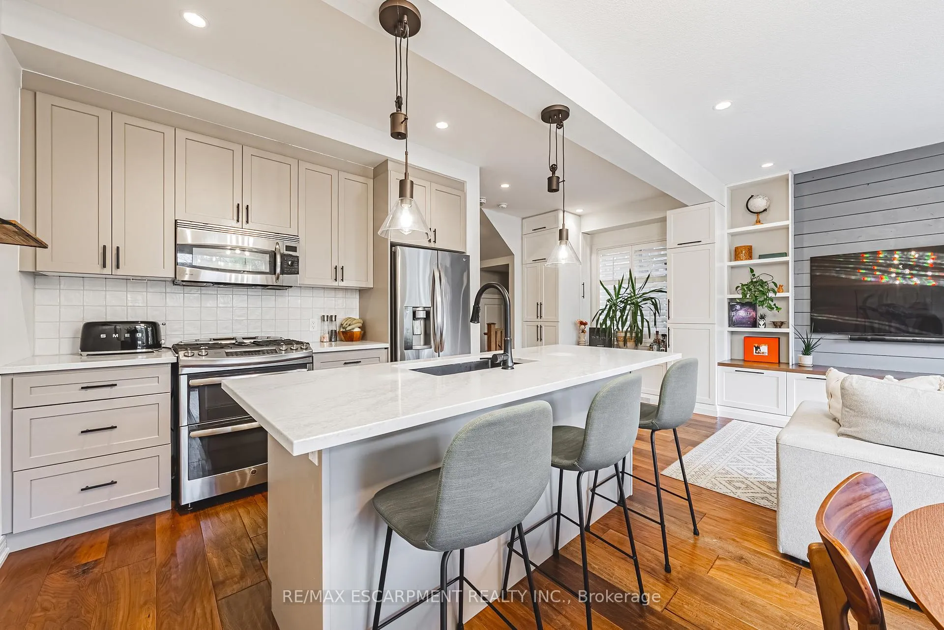 Photo 5 of 83 Southshore Crescent, Hamilton, Lakeshore — HOMEH
