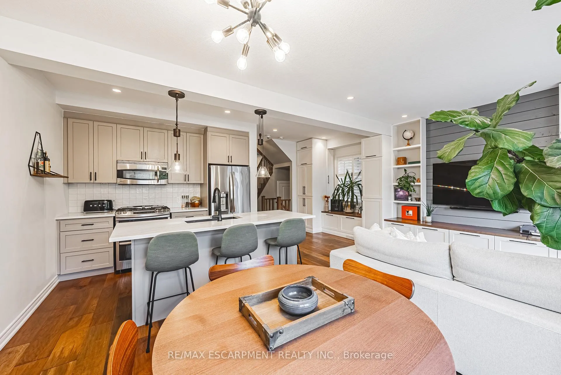 Photo 8 of 83 Southshore Crescent, Hamilton, Lakeshore — HOMEH