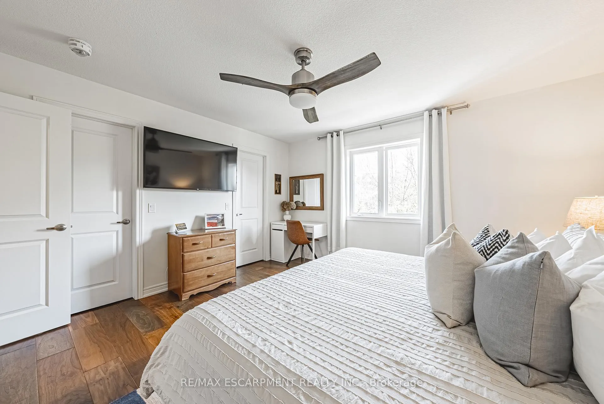 Photo 15 of 83 Southshore Crescent, Hamilton, Lakeshore — HOMEH