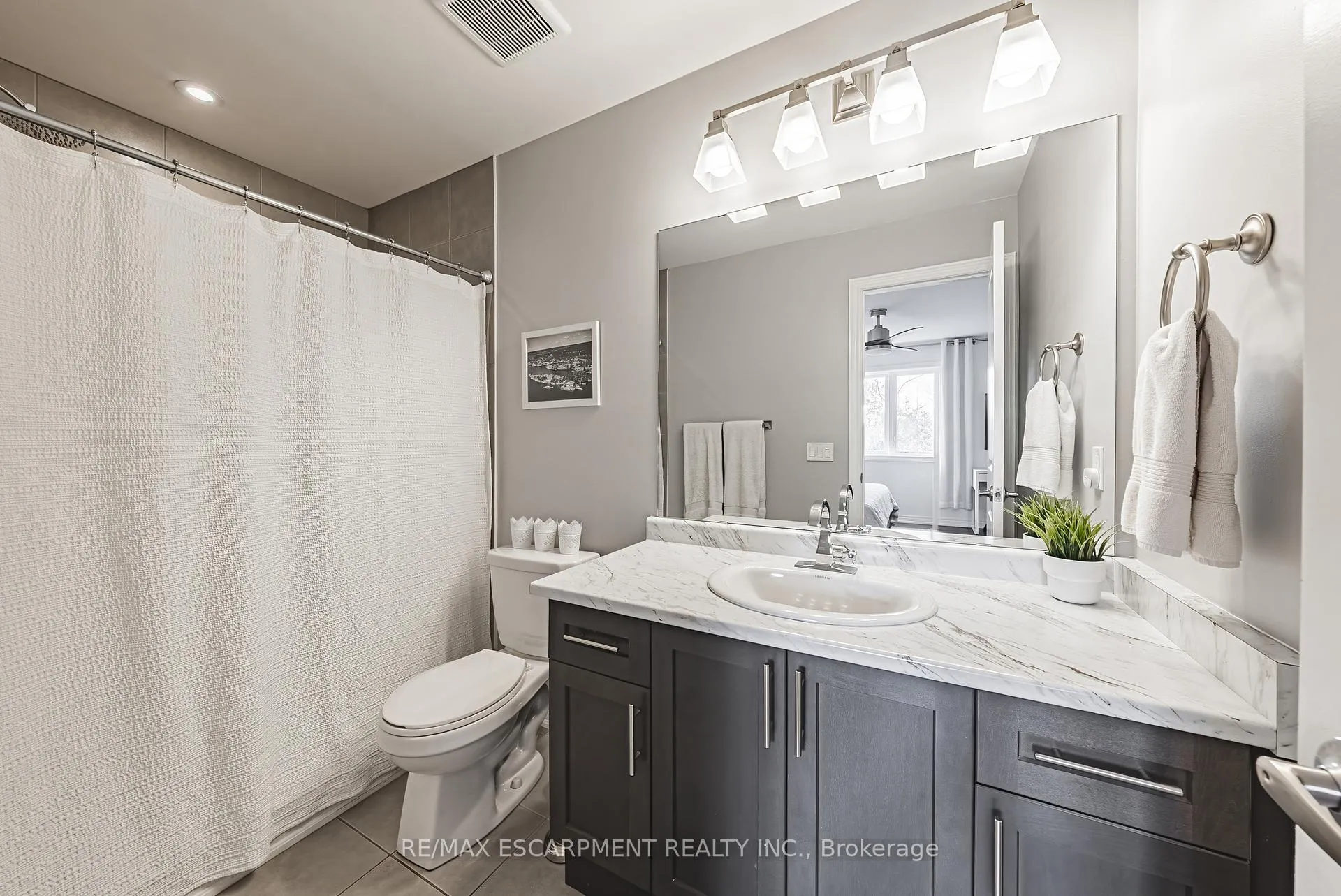 Photo 16 of 83 Southshore Crescent, Hamilton, Lakeshore — HOMEH