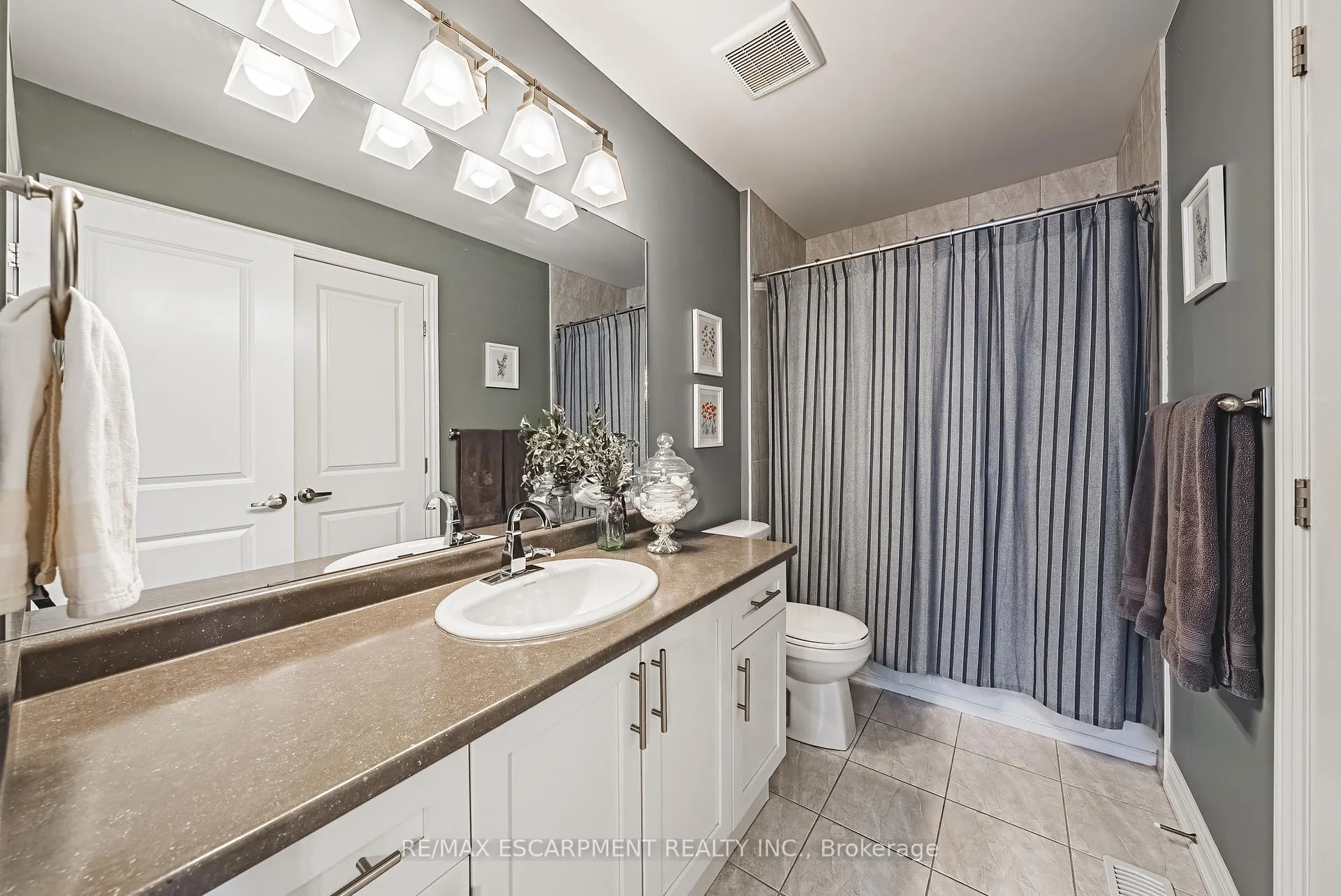 Photo 19 of 83 Southshore Crescent, Hamilton, Lakeshore — HOMEH