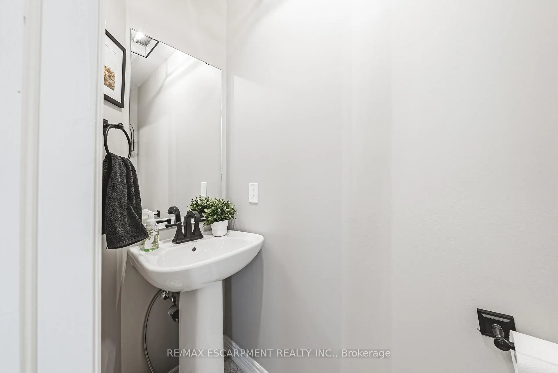Photo 24 of 83 Southshore Crescent, Hamilton, Lakeshore — HOMEH