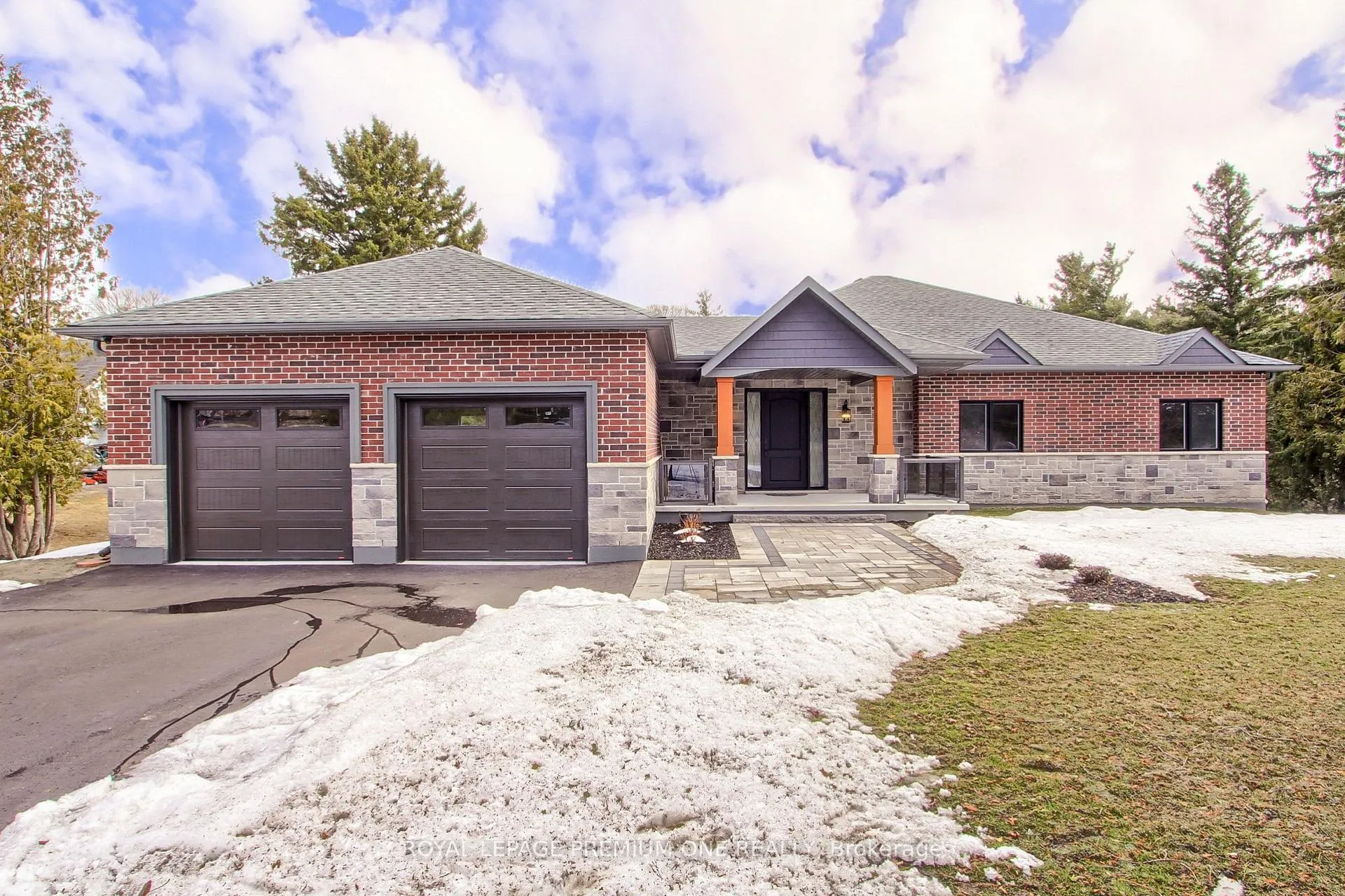 Photo 2 of 211 Pine Avenue, Caledon, Palgrave — HOMEH