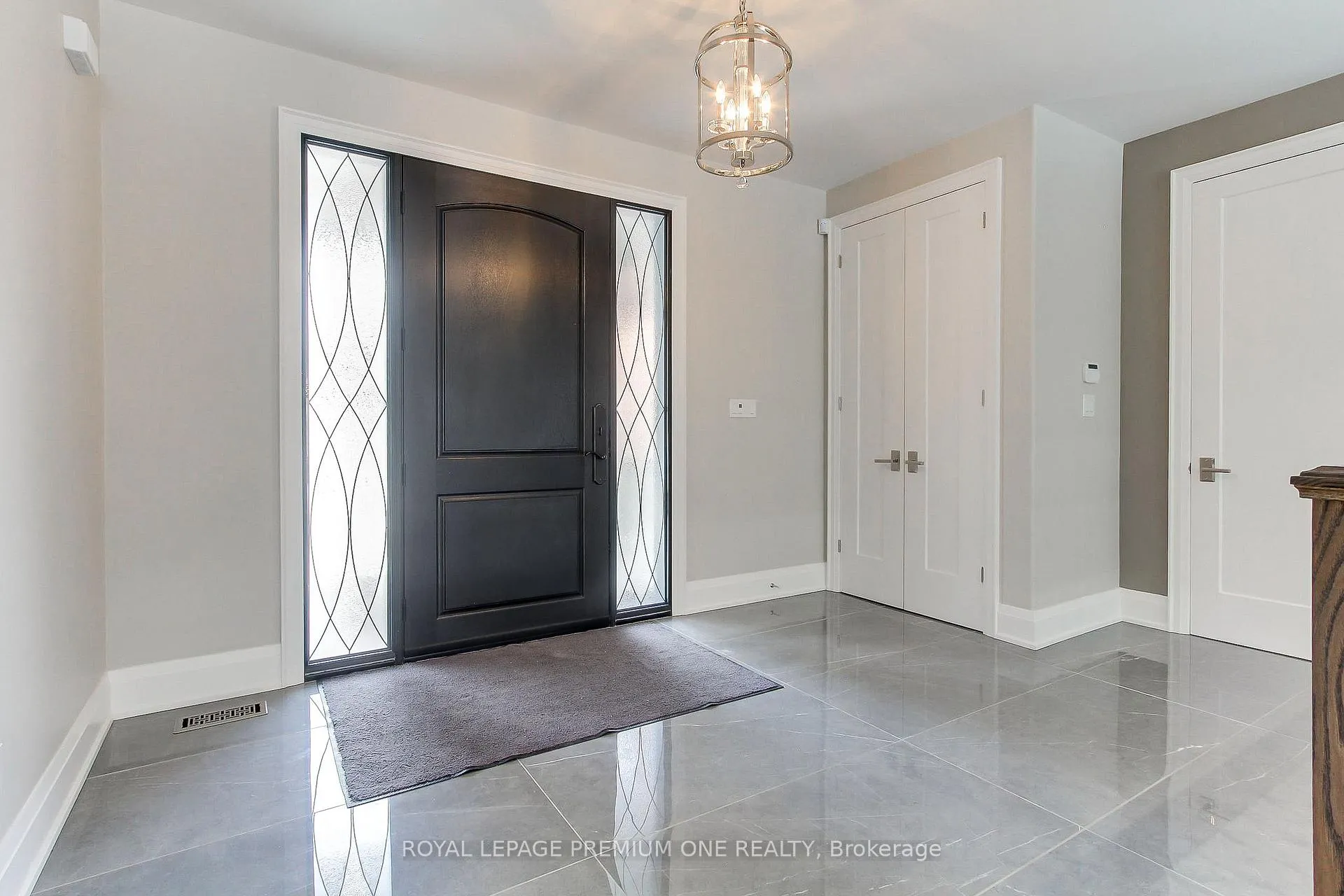 Photo 4 of 211 Pine Avenue, Caledon, Palgrave — HOMEH