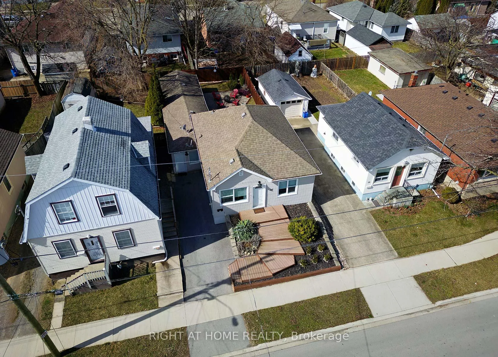 Photo 4 of 27 Brighton Avenue, St. Catharines, Facer — HOMEH
