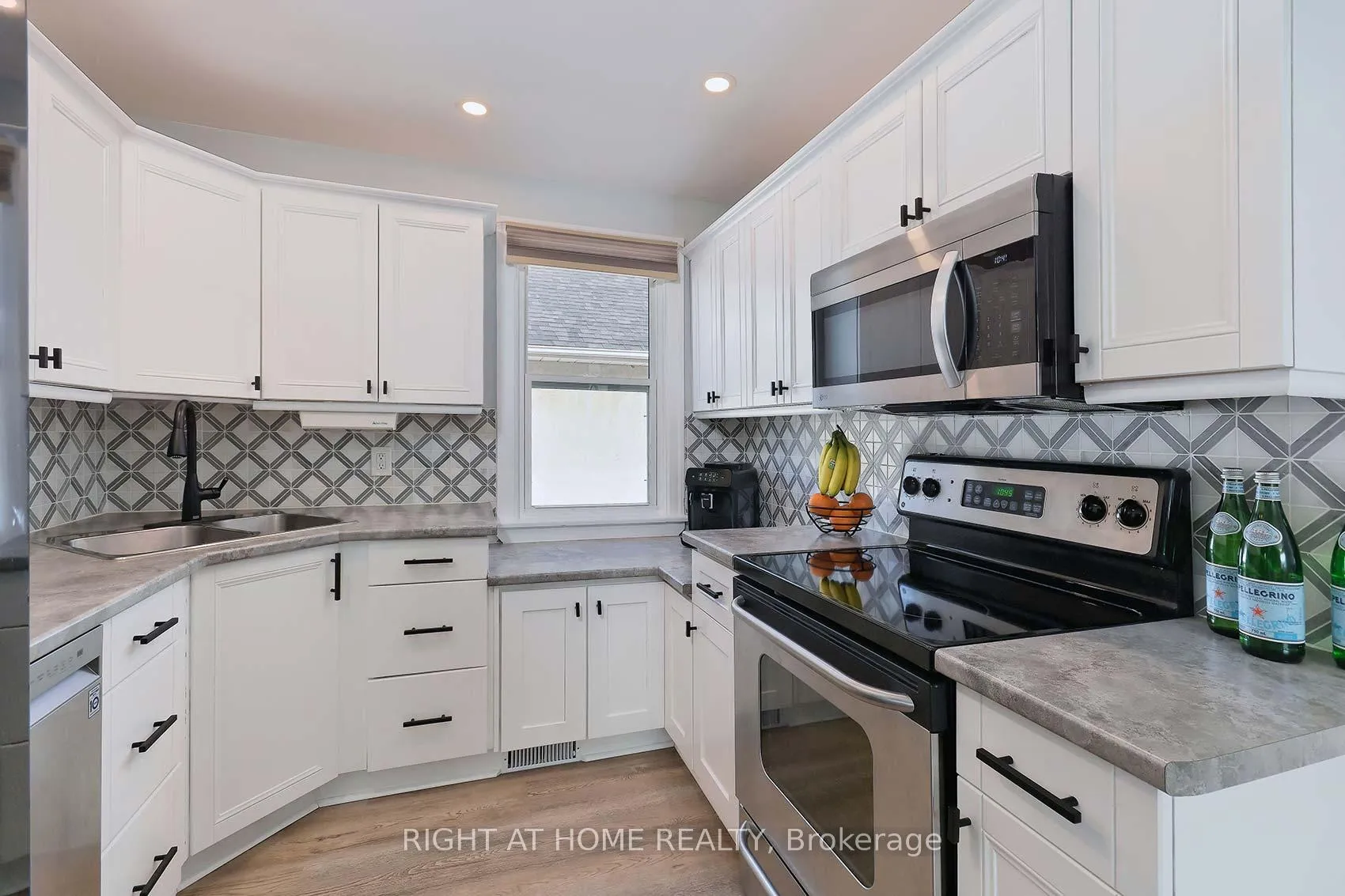 Photo 13 of 27 Brighton Avenue, St. Catharines, Facer — HOMEH