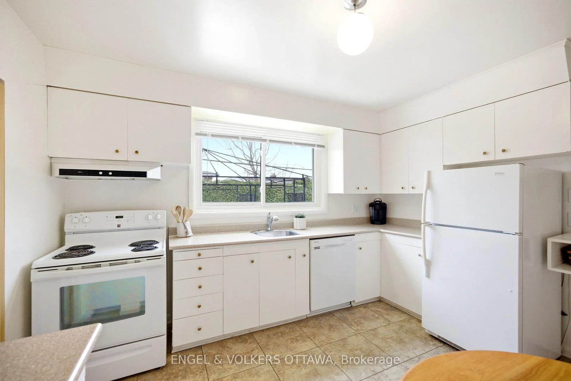 Photo 12 of 1148 Castle Hill Crescent, Ottawa, Copeland Park — HOMEH