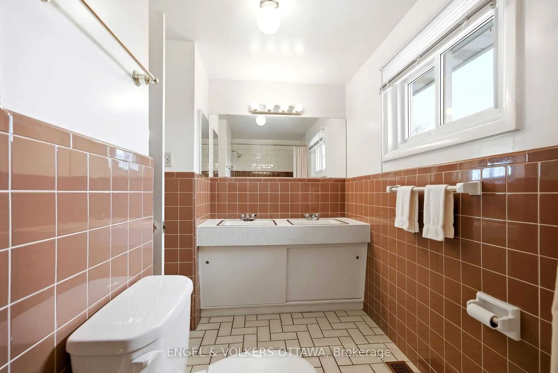 Photo 23 of 1148 Castle Hill Crescent, Ottawa, Copeland Park — HOMEH