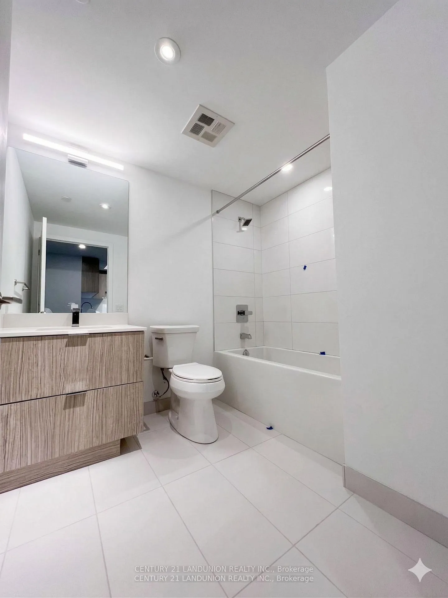 Photo 6 of Unit 2010, 395 Bloor Street E, Toronto, North St. James Town — HOMEH