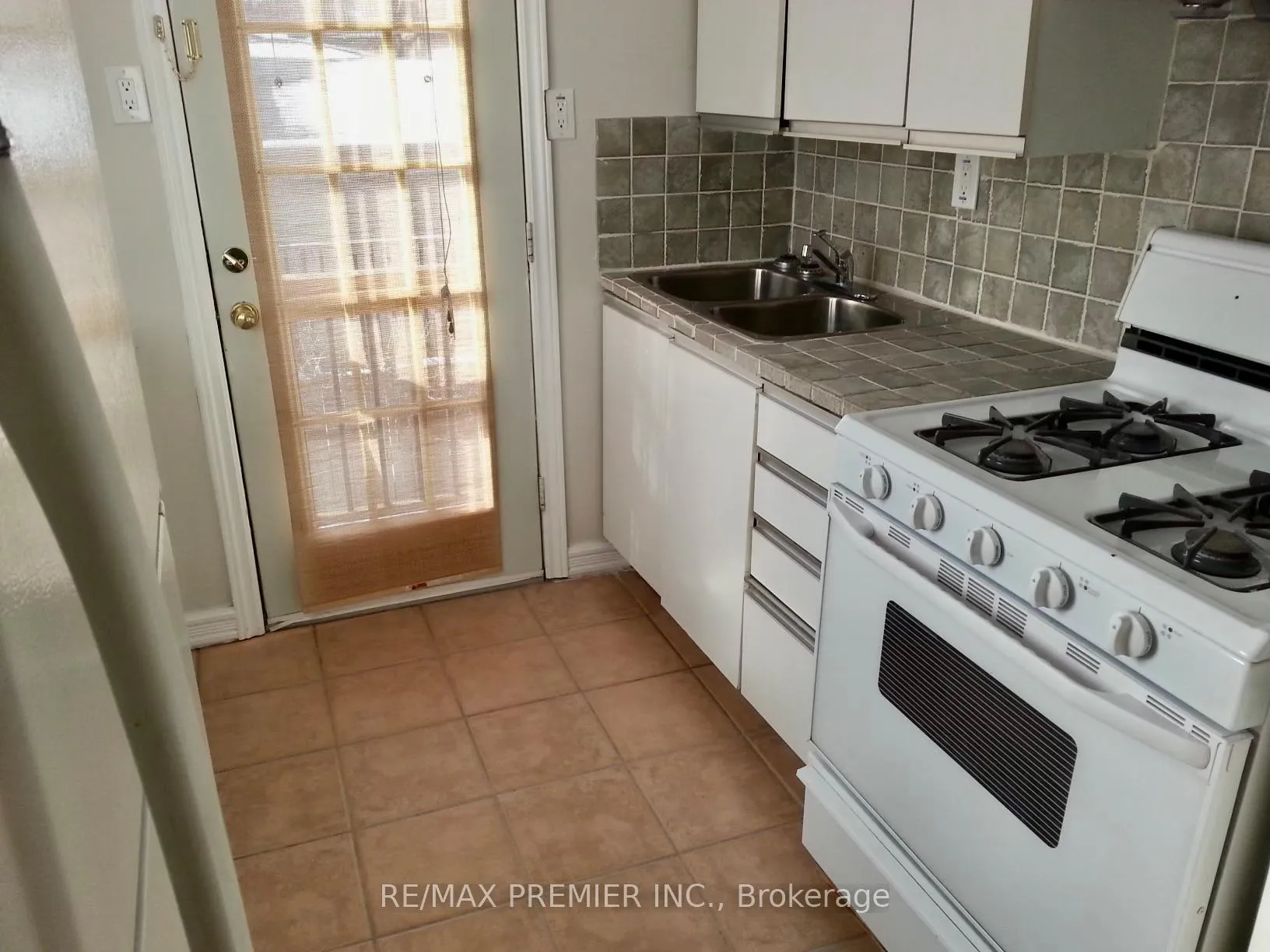 Photo 4 of 34 Mc Farland Avenue, Toronto, Corso Italia-Davenport — HOMEH