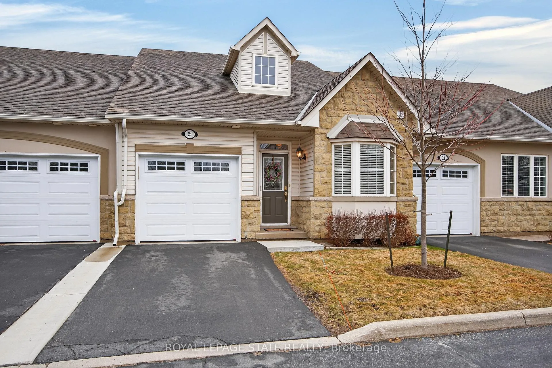 Photo 1 of Unit 24, 212 Stonehenge Drive, Hamilton, Meadowlands — HOMEH