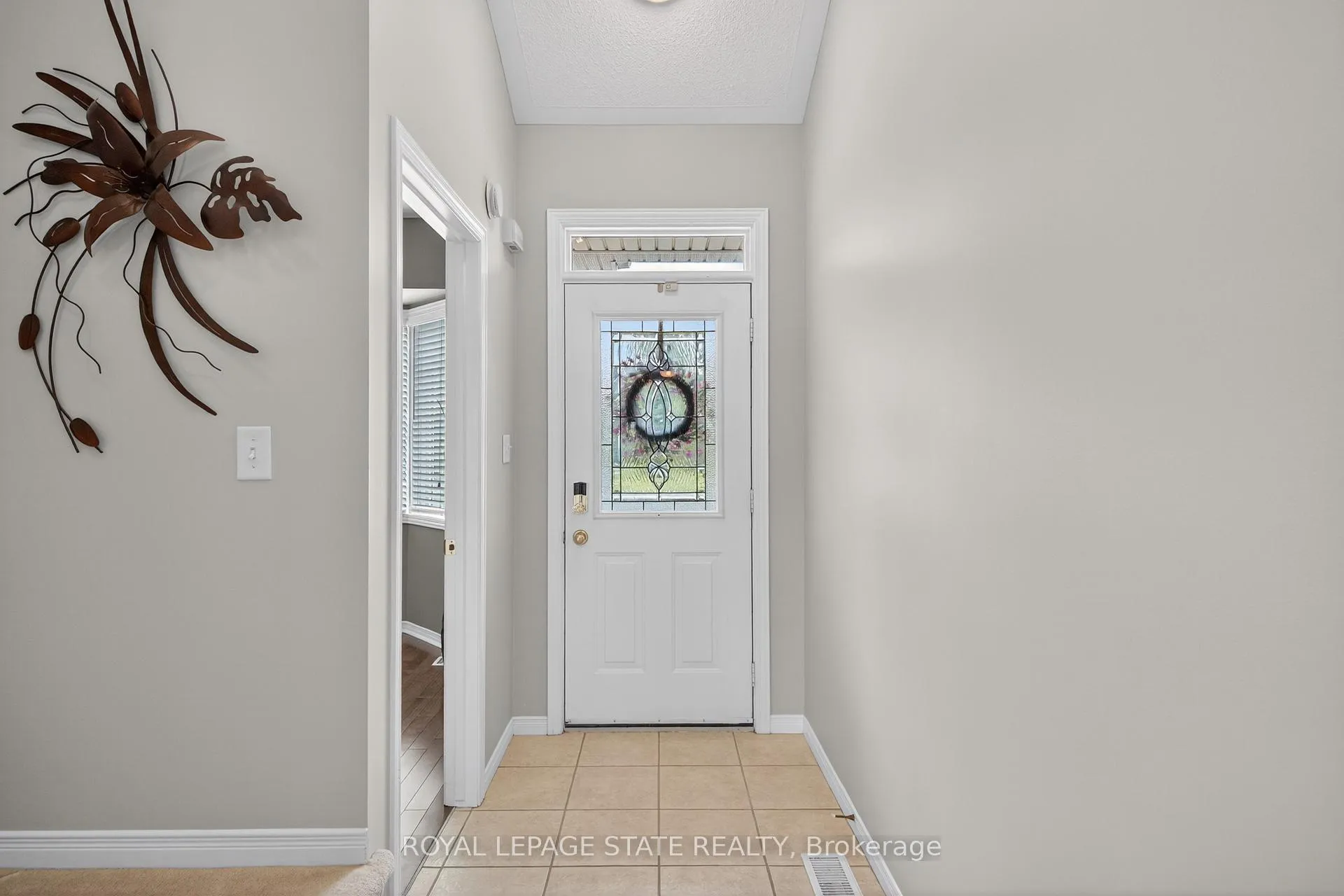 Photo 3 of Unit 24, 212 Stonehenge Drive, Hamilton, Meadowlands — HOMEH