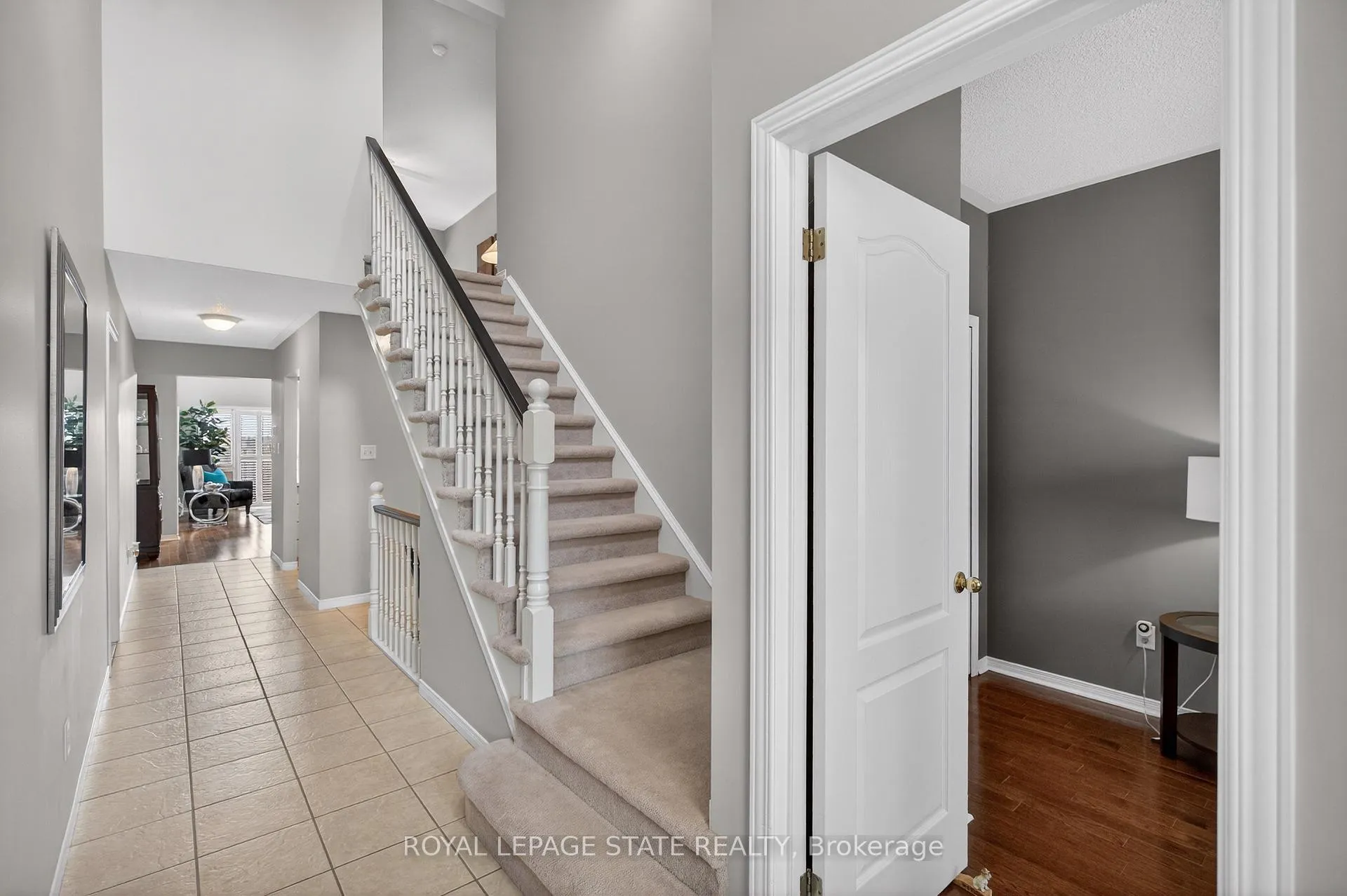 Photo 4 of Unit 24, 212 Stonehenge Drive, Hamilton, Meadowlands — HOMEH
