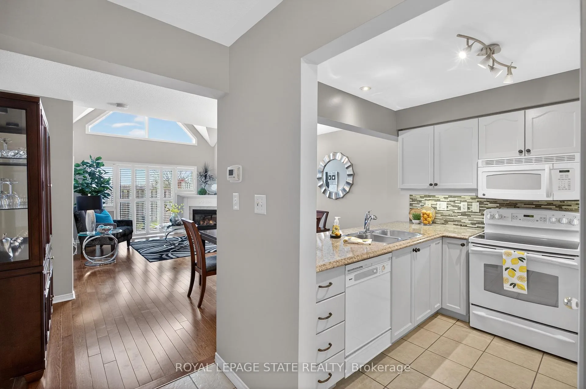 Photo 6 of Unit 24, 212 Stonehenge Drive, Hamilton, Meadowlands — HOMEH