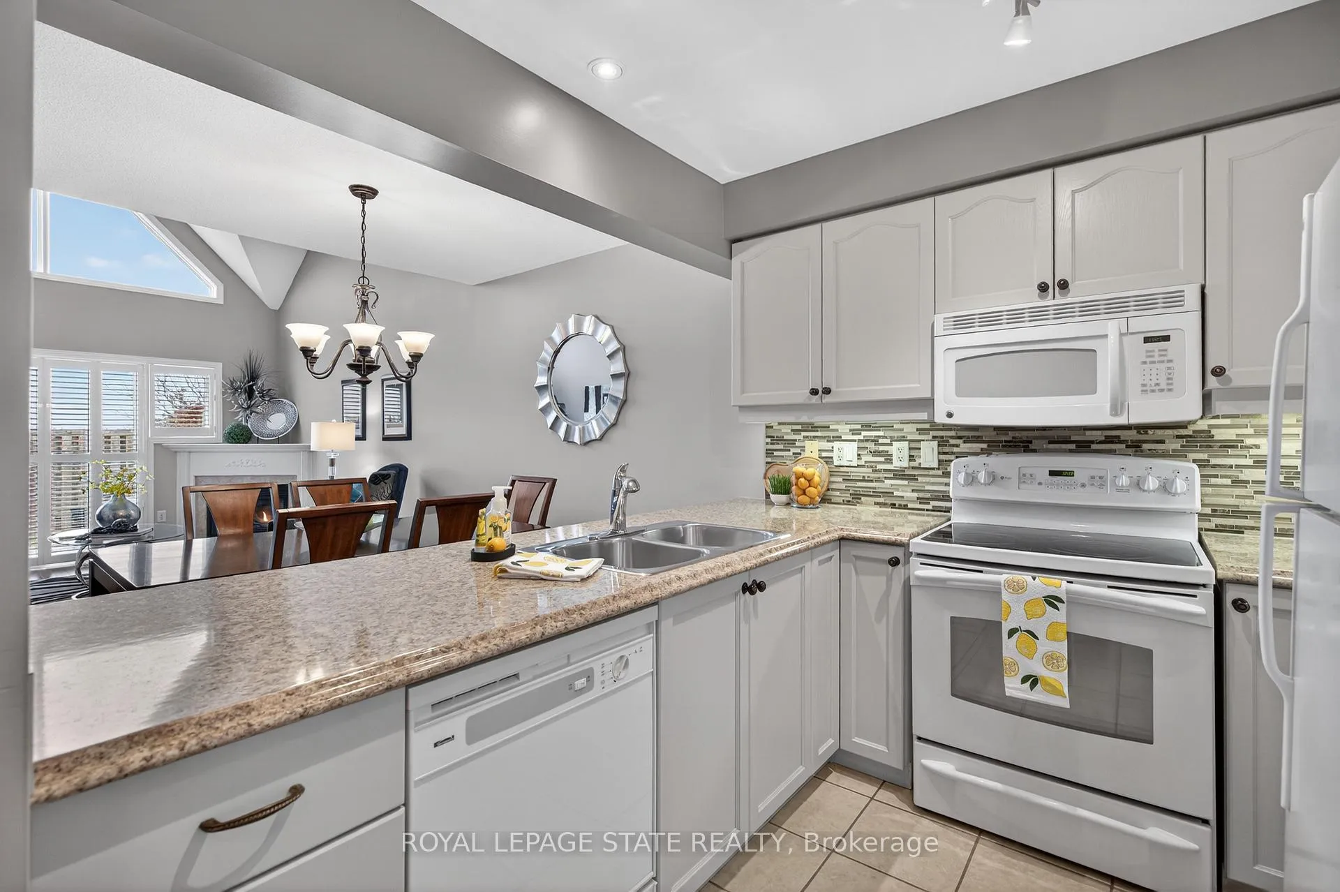 Photo 7 of Unit 24, 212 Stonehenge Drive, Hamilton, Meadowlands — HOMEH