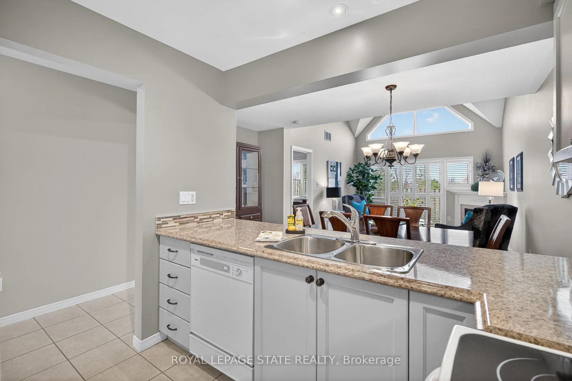 Photo 8 of Unit 24, 212 Stonehenge Drive, Hamilton, Meadowlands — HOMEH