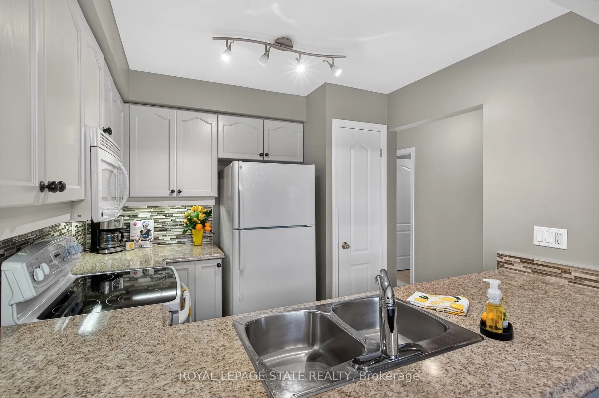 Photo 9 of Unit 24, 212 Stonehenge Drive, Hamilton, Meadowlands — HOMEH
