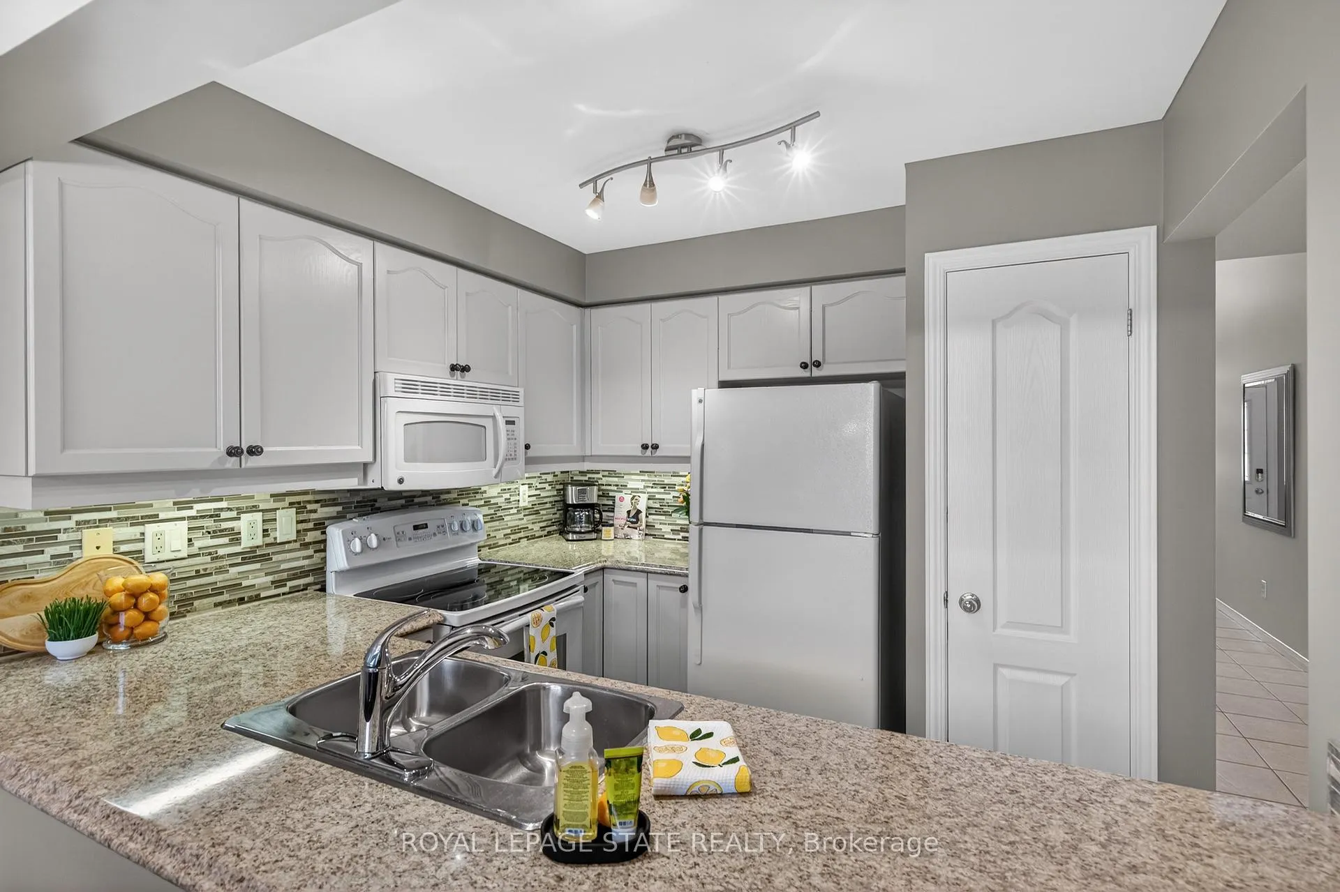 Photo 10 of Unit 24, 212 Stonehenge Drive, Hamilton, Meadowlands — HOMEH