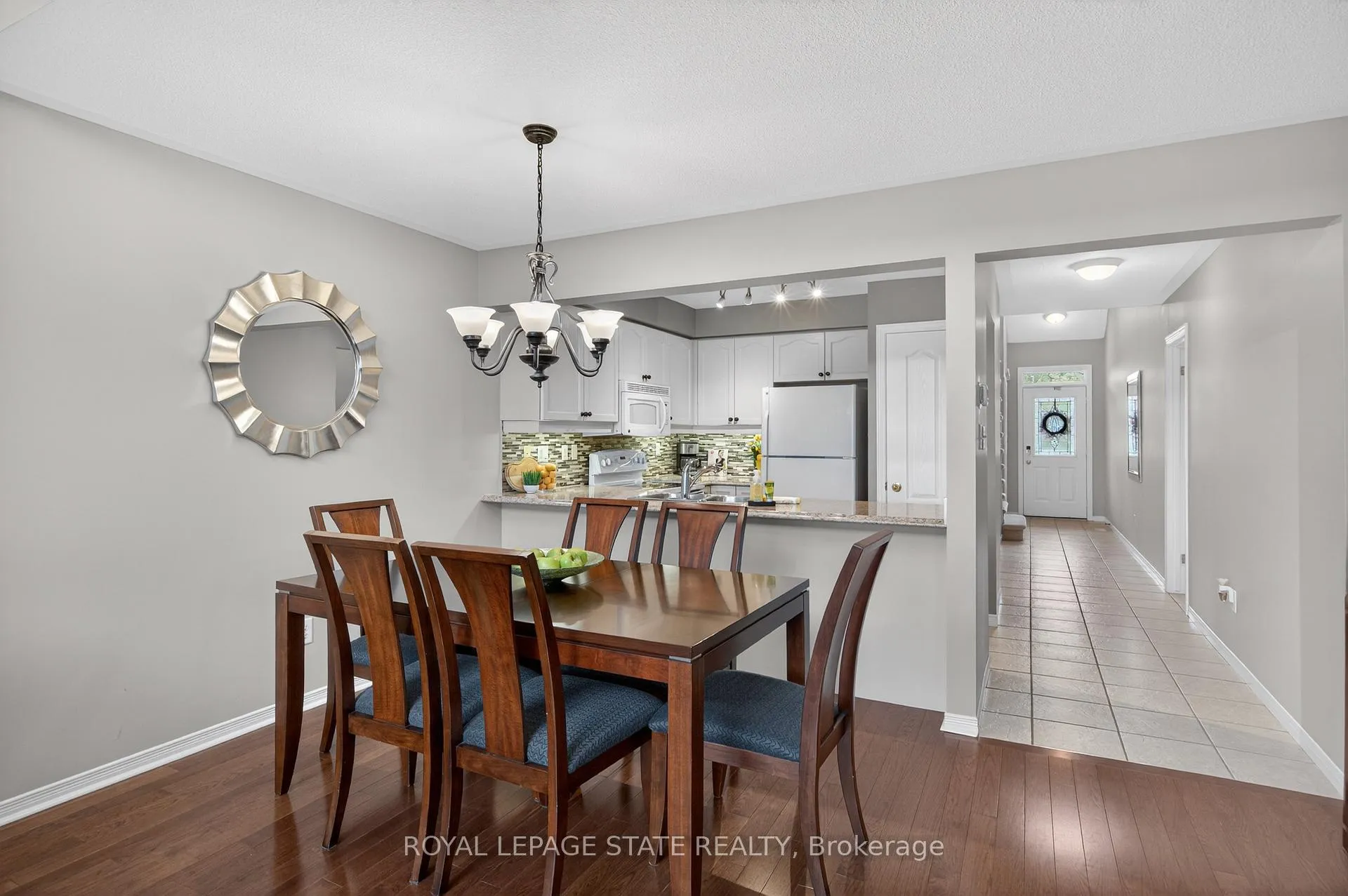 Photo 13 of Unit 24, 212 Stonehenge Drive, Hamilton, Meadowlands — HOMEH