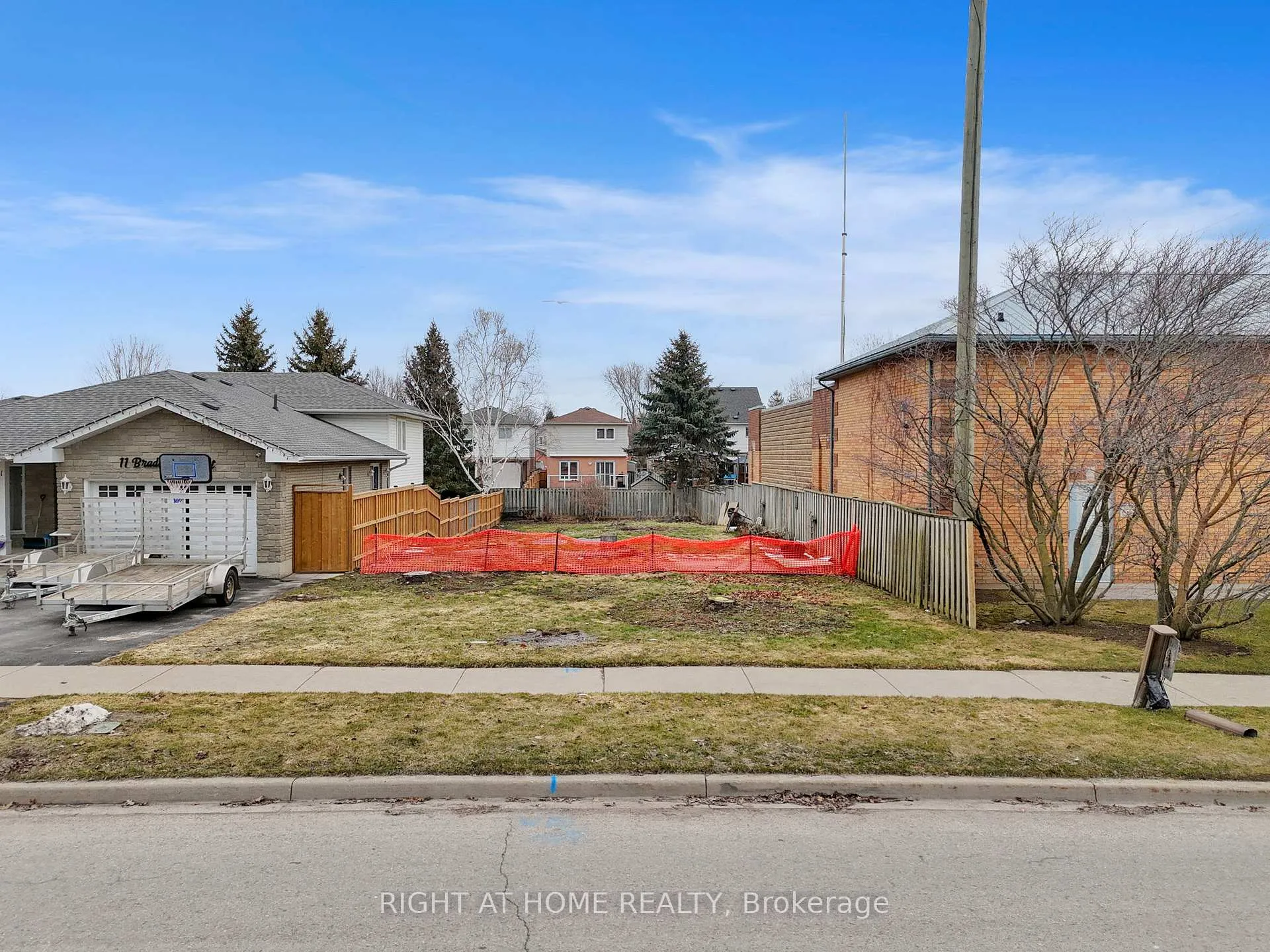 Photo 3 of 7 Bradshaw Street, Clarington, Bowmanville — HOMEH