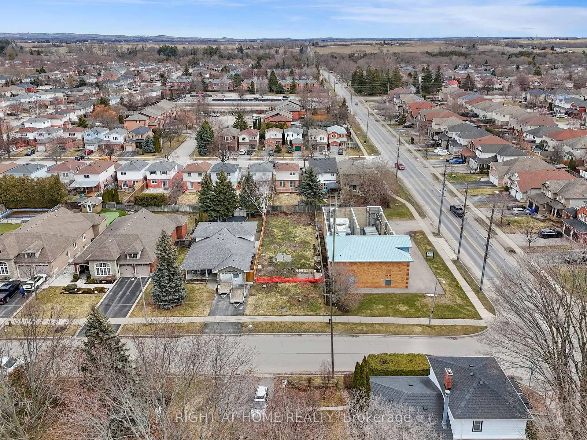 Photo 8 of 7 Bradshaw Street, Clarington, Bowmanville — HOMEH