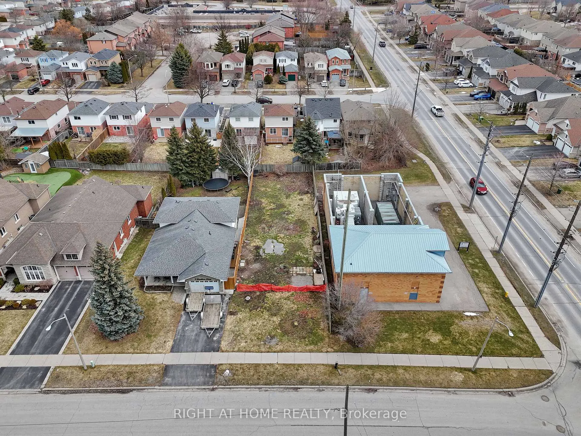 Photo 9 of 7 Bradshaw Street, Clarington, Bowmanville — HOMEH