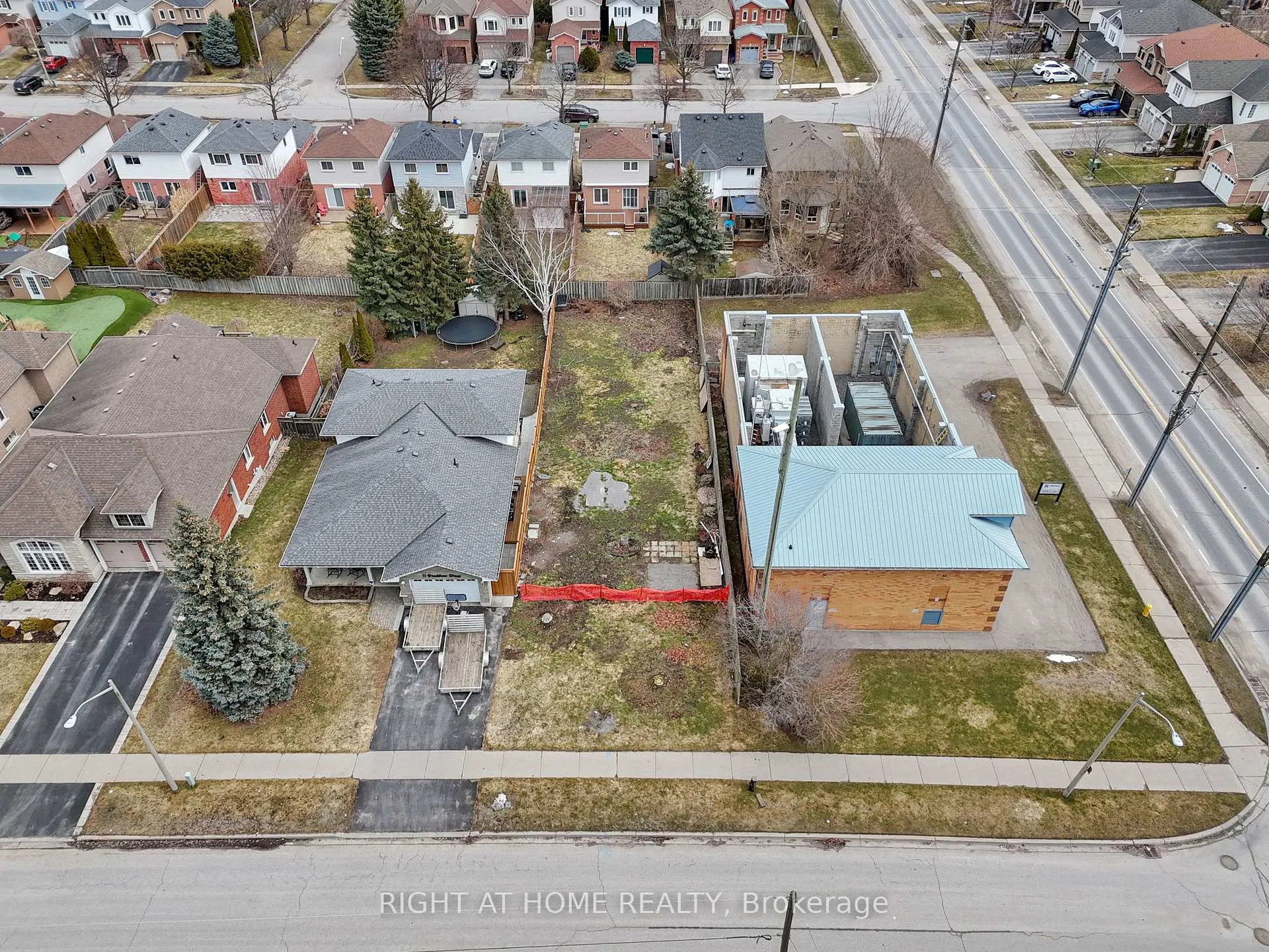 Photo 10 of 7 Bradshaw Street, Clarington, Bowmanville — HOMEH