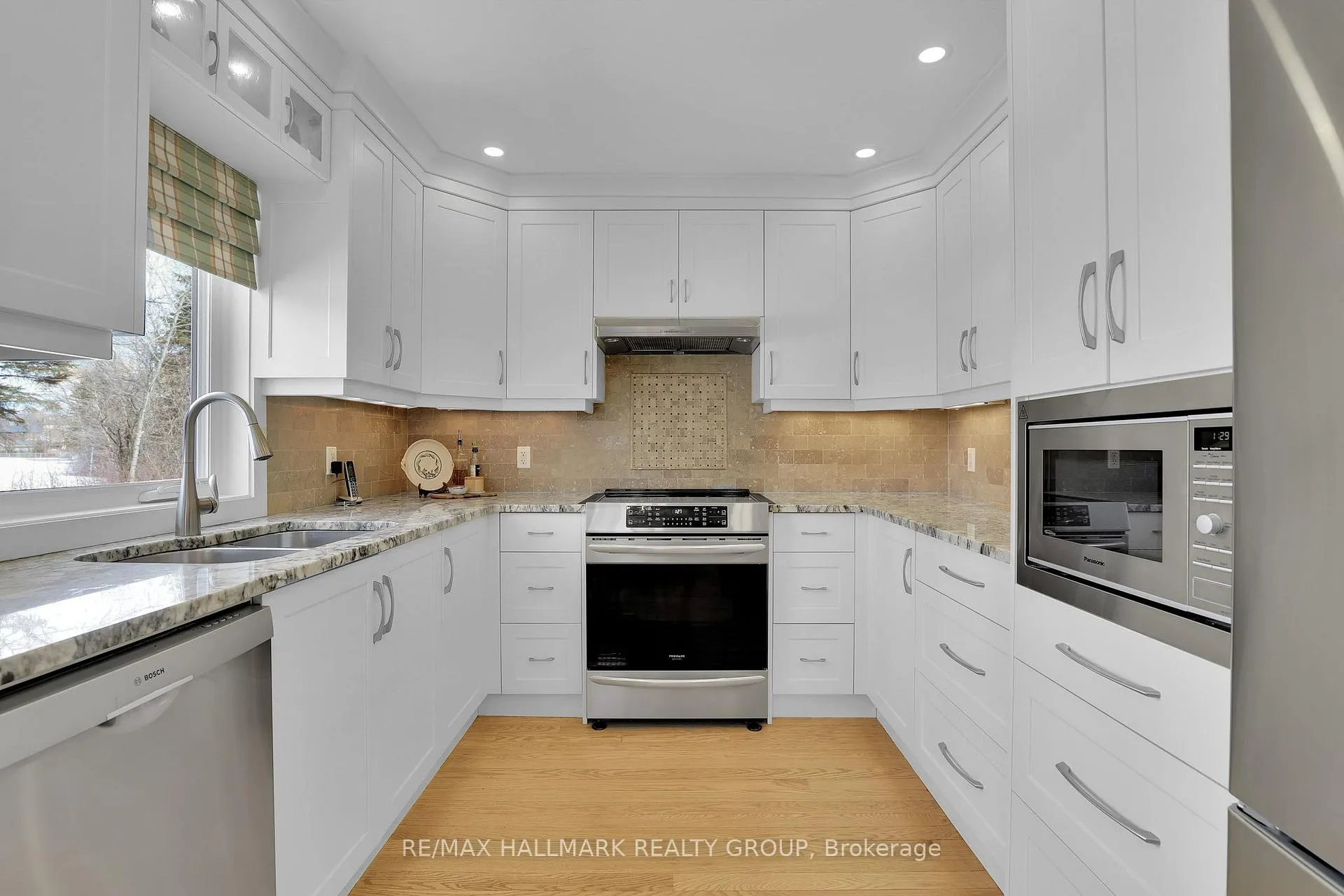 Photo 10 of 1589 Champneuf Drive, Ottawa, Chateauneuf — HOMEH