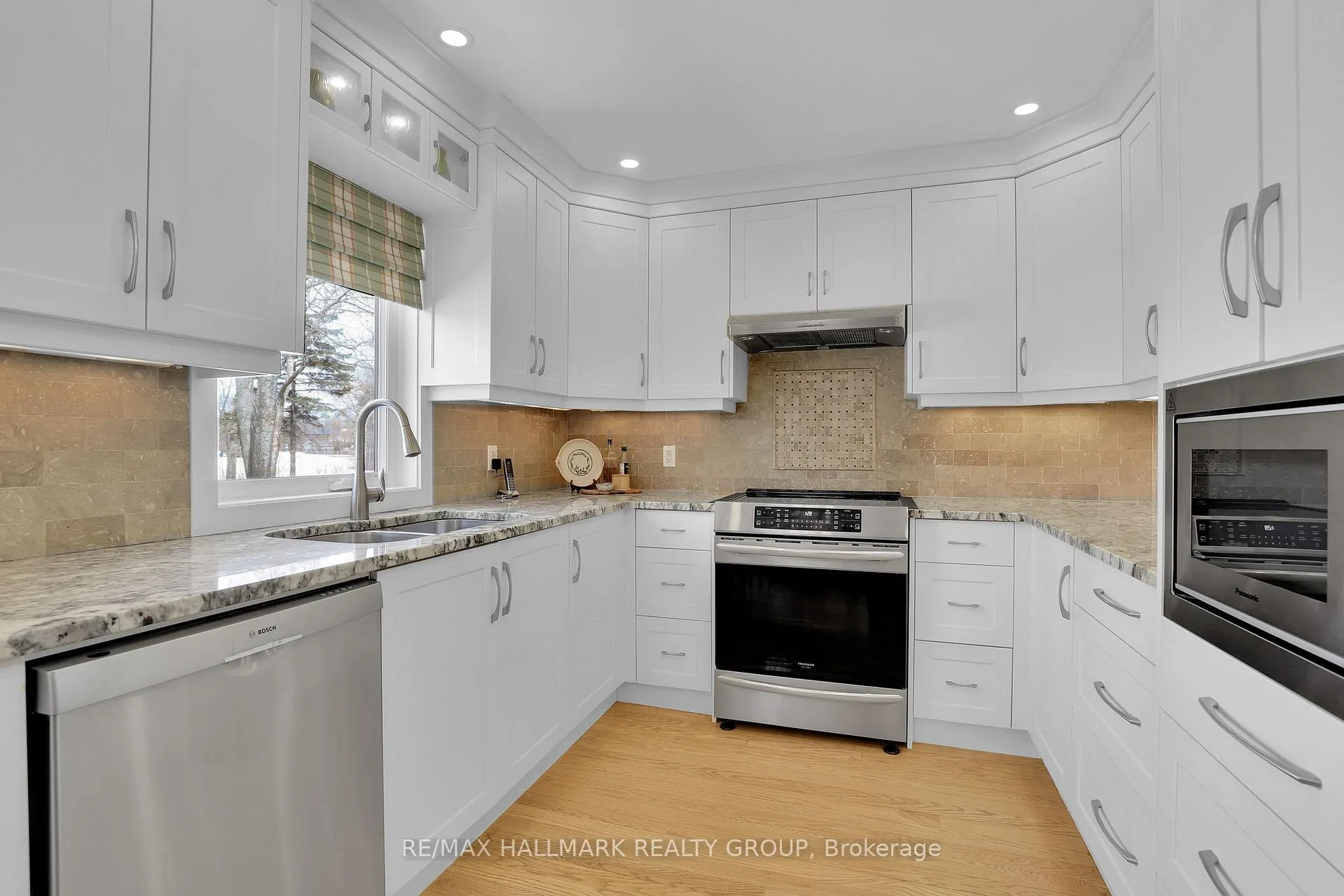 Photo 12 of 1589 Champneuf Drive, Ottawa, Chateauneuf — HOMEH