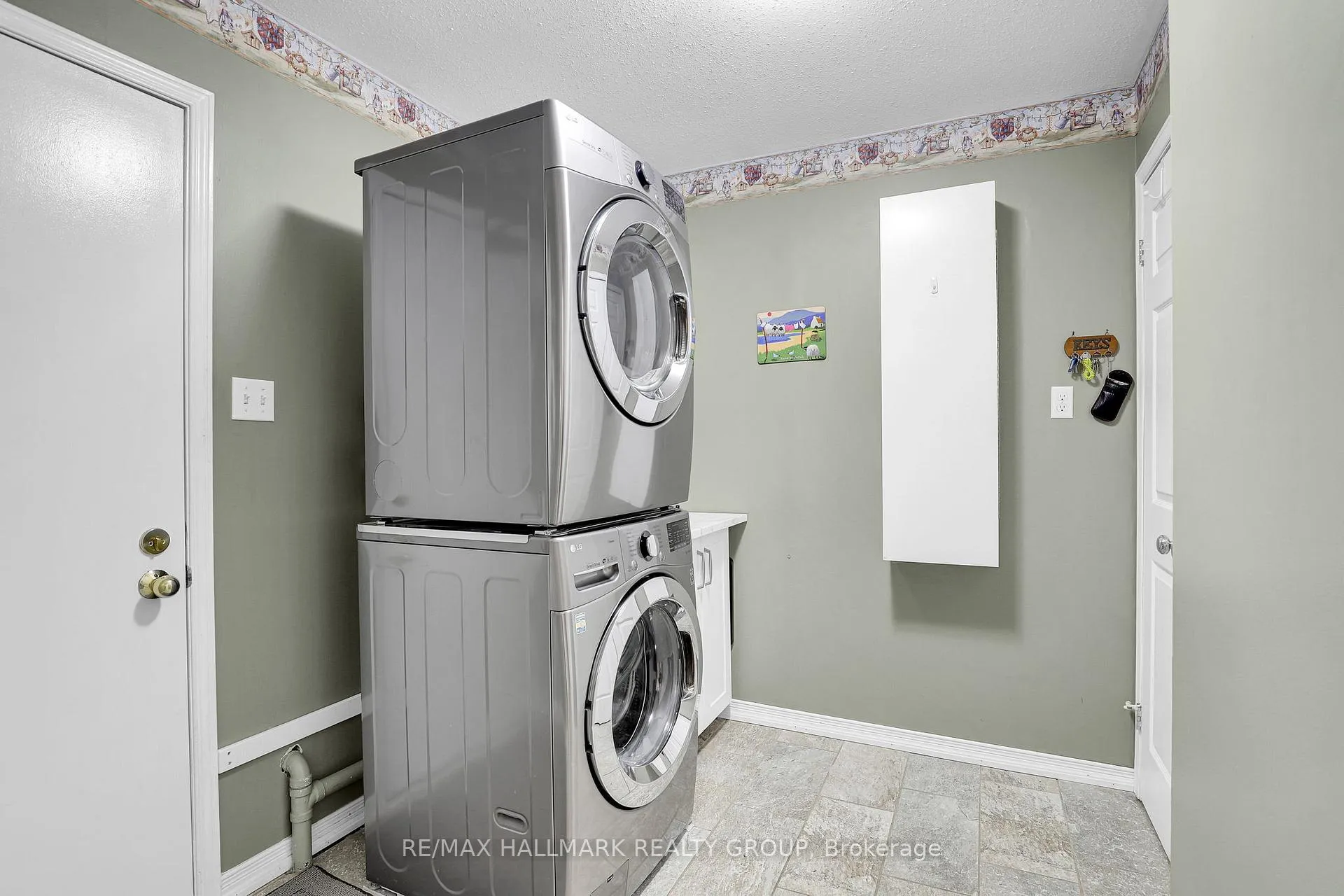 Photo 18 of 1589 Champneuf Drive, Ottawa, Chateauneuf — HOMEH