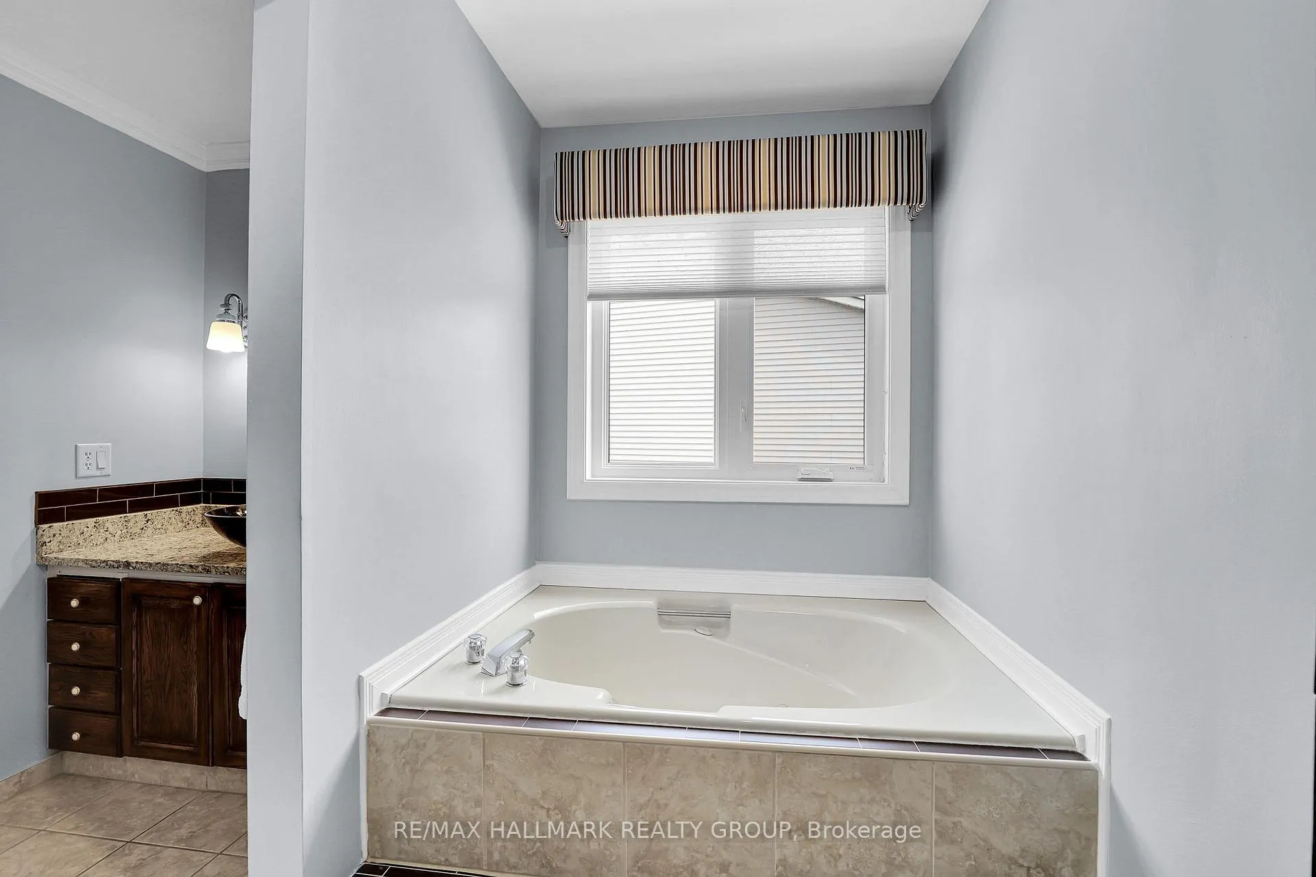 Photo 26 of 1589 Champneuf Drive, Ottawa, Chateauneuf — HOMEH