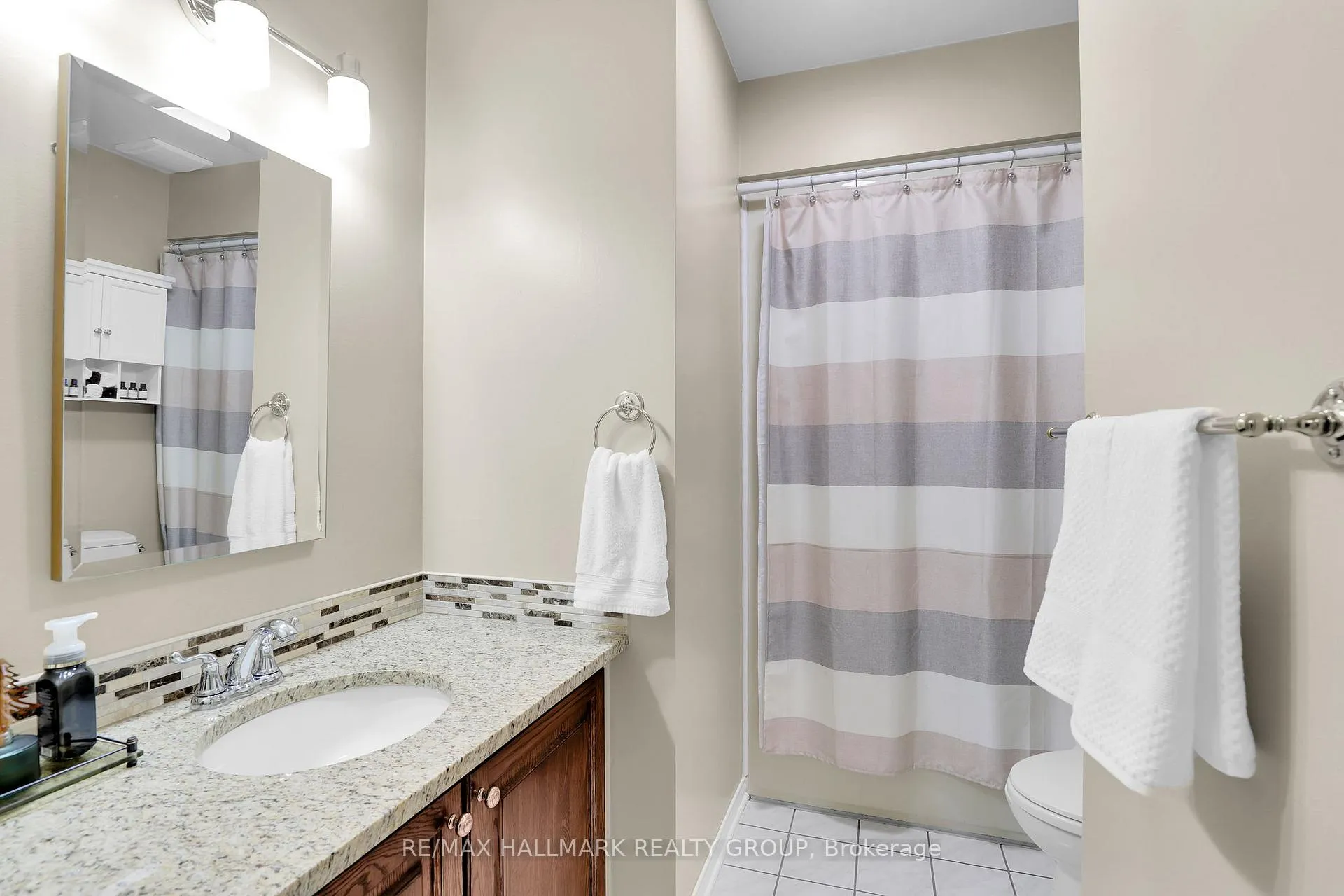 Photo 30 of 1589 Champneuf Drive, Ottawa, Chateauneuf — HOMEH