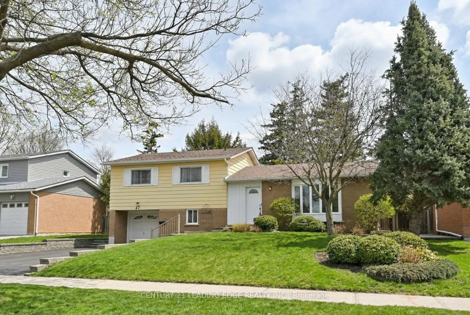 Photo 3 of 47 Wootten Way N, Markham, Markham Village — HOMEH