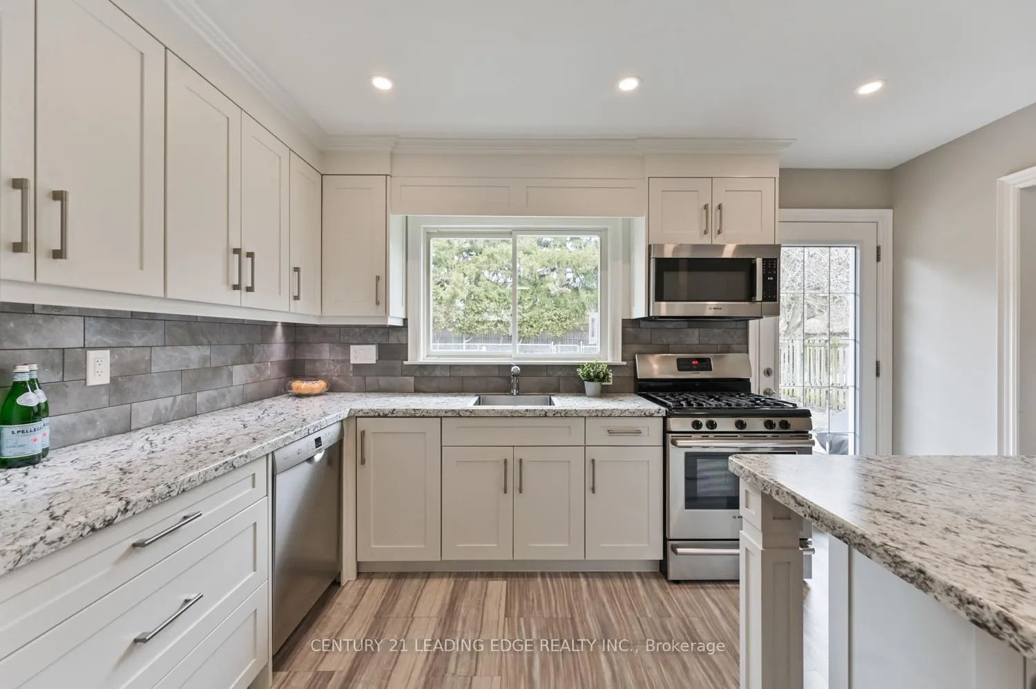Photo 12 of 47 Wootten Way N, Markham, Markham Village — HOMEH