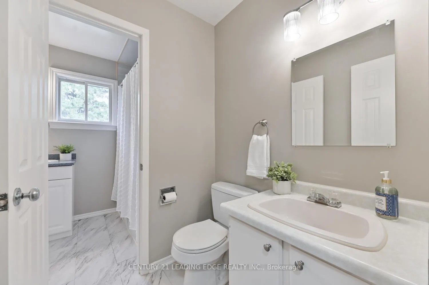 Photo 23 of 47 Wootten Way N, Markham, Markham Village — HOMEH