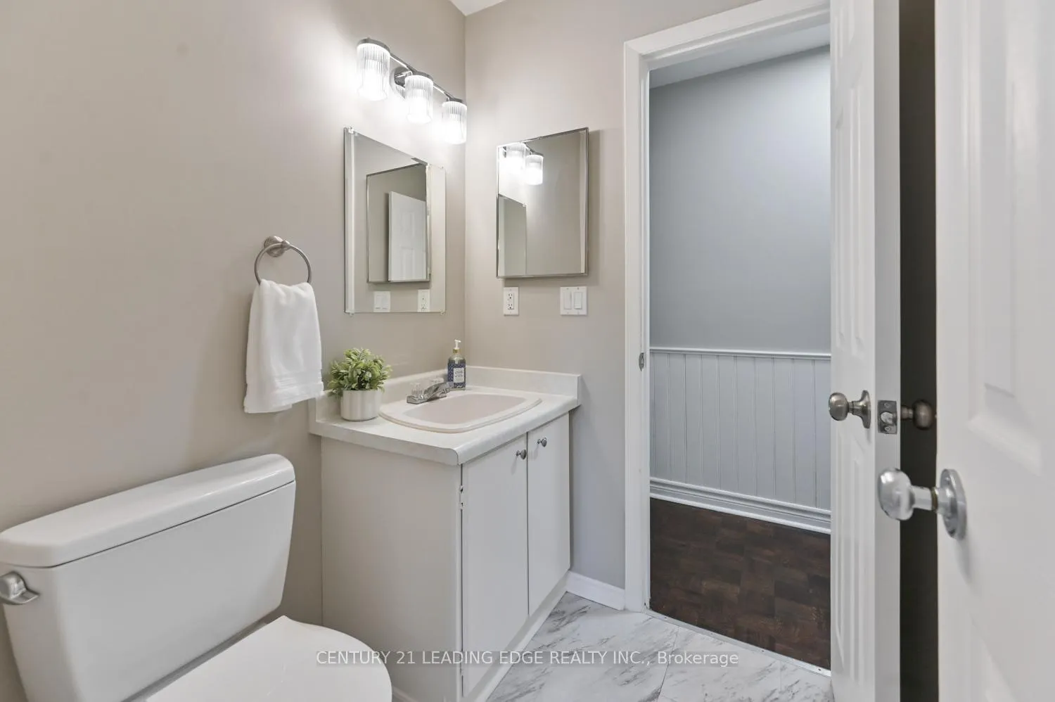Photo 24 of 47 Wootten Way N, Markham, Markham Village — HOMEH